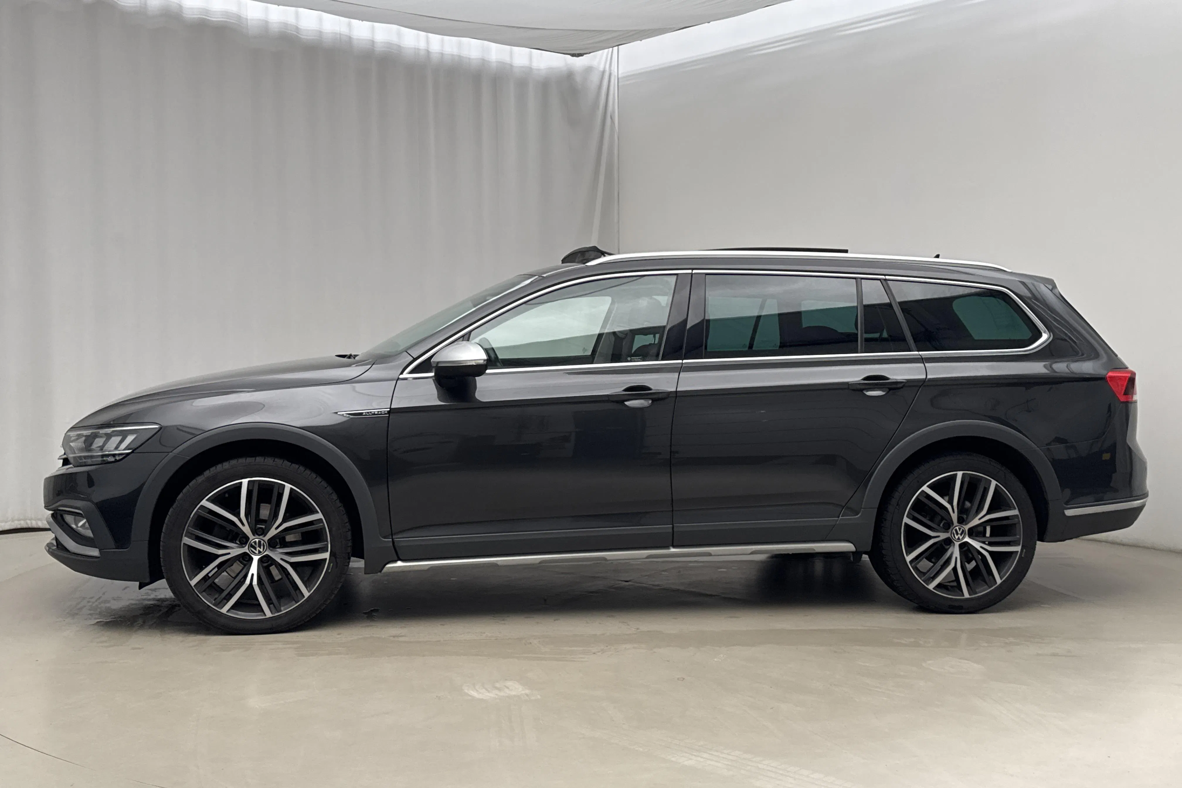 Presentation photo 2 of 28: VW Passat Alltrack 2.0 TDI Sportscombi 4Motion (200hk) - 136 660 km - Automatic - dark grey - 2024