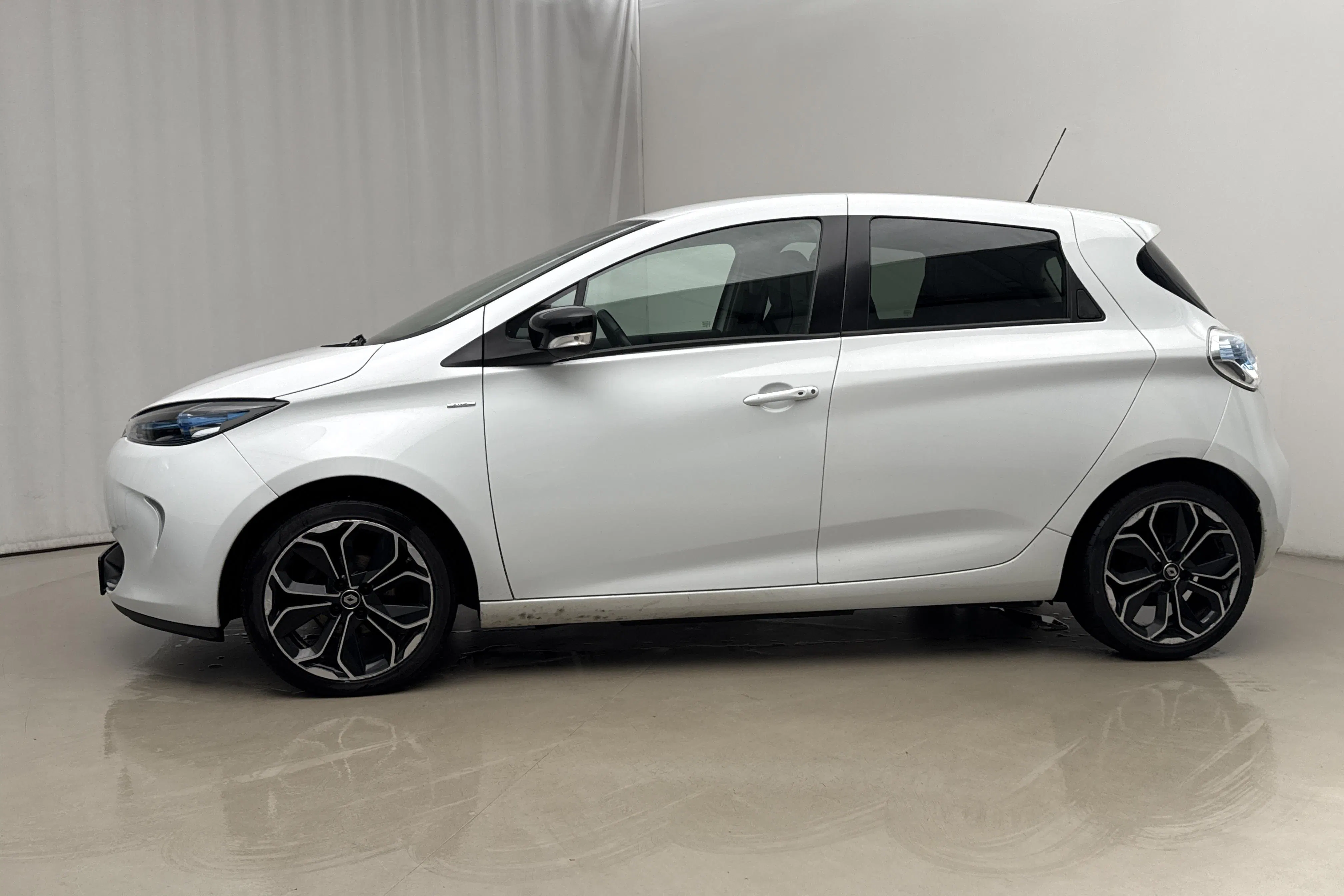 Presentationsfoto 2 av 21: Renault Zoe 41kWh R110 (108hk) - 7 191 mil - Automat - vit - 2020