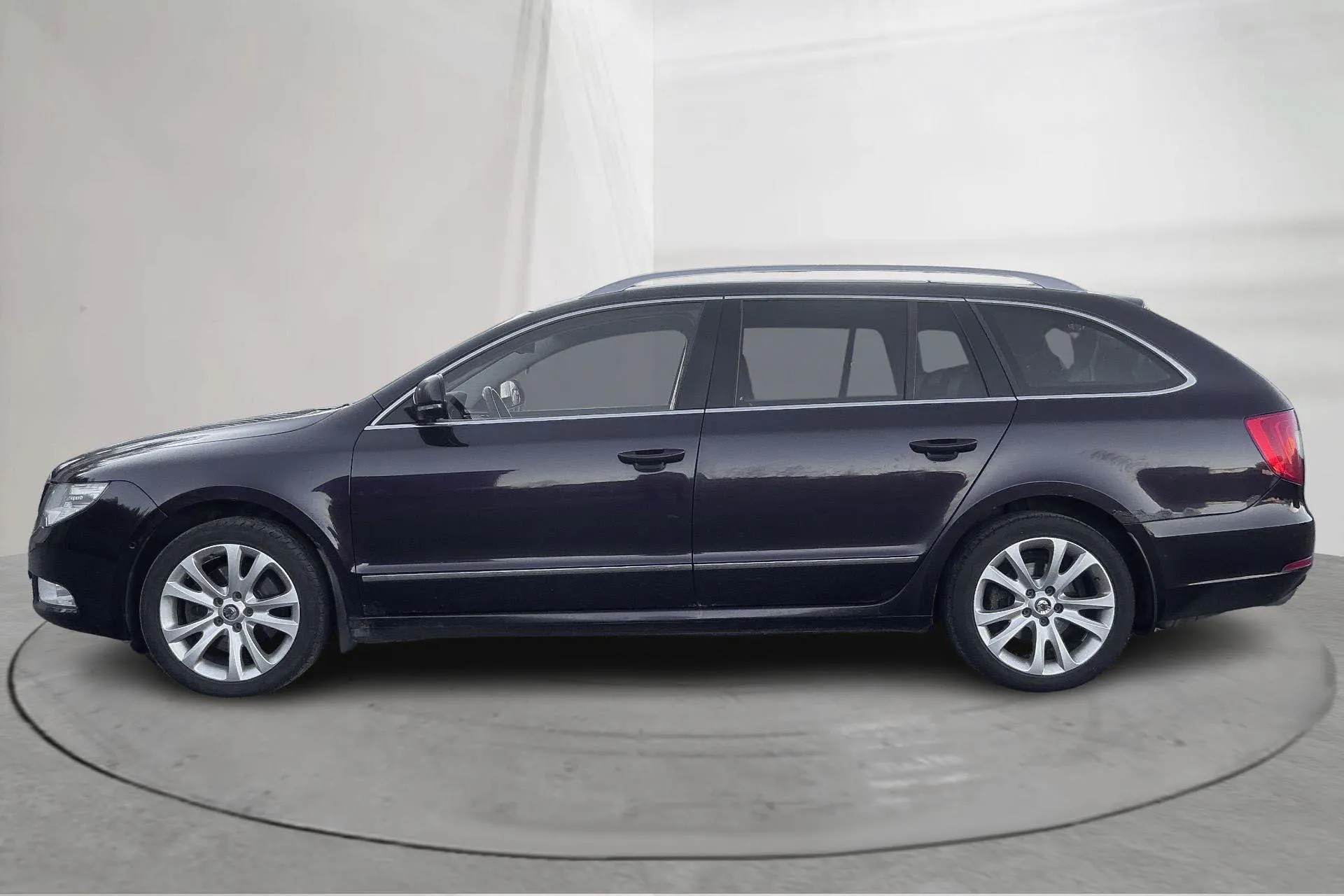 Presentation photo 2 of 15: Skoda Superb 2.0 TDI Kombi 4X4 (170hk) - 178 440 km - Manual - dark red - 2011
