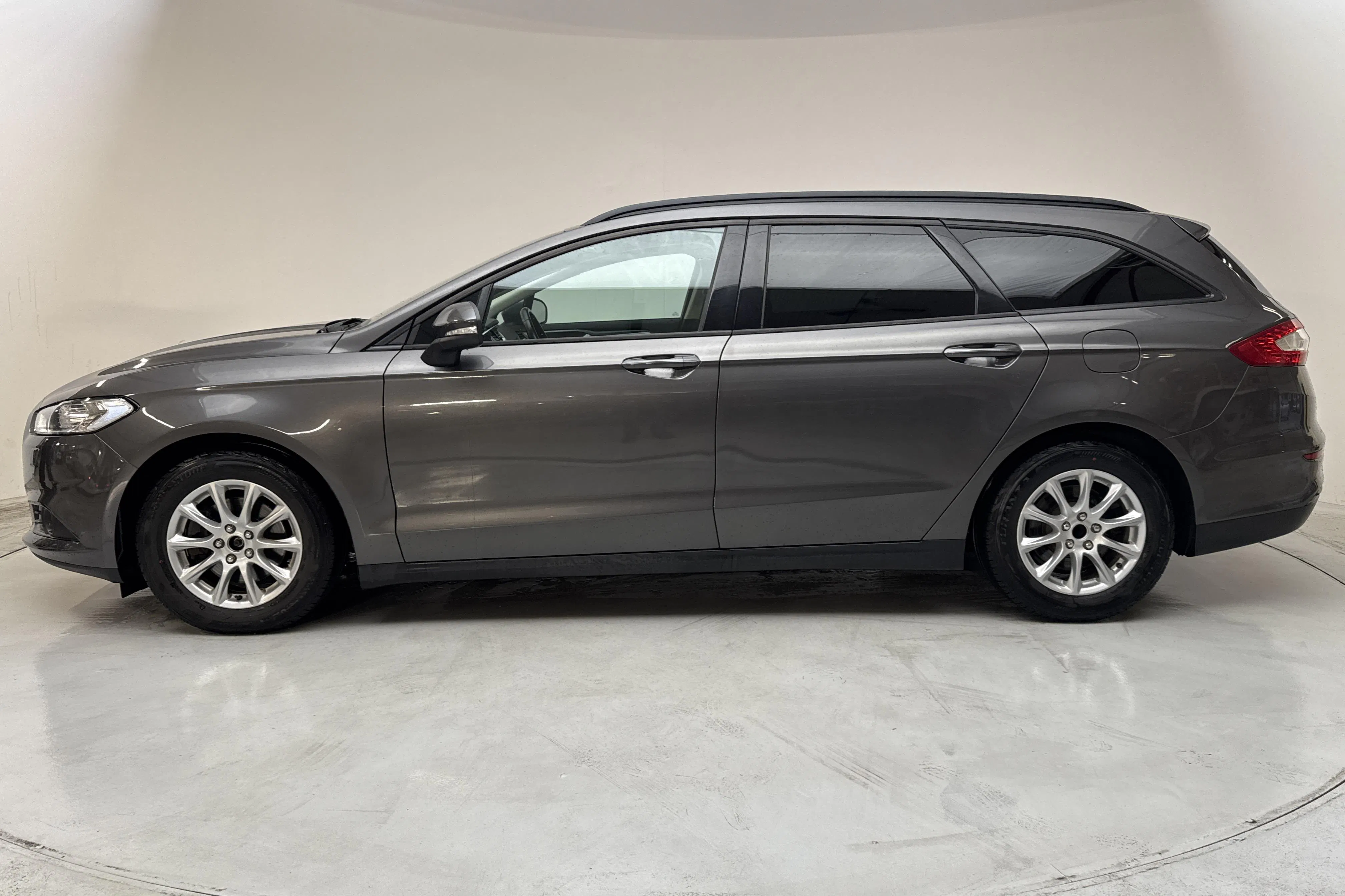 Presentationsfoto 2 av 15: Ford Mondeo 1.5T EcoBoost Kombi (160hk) - 4 854 mil - Automat - grå - 2016
