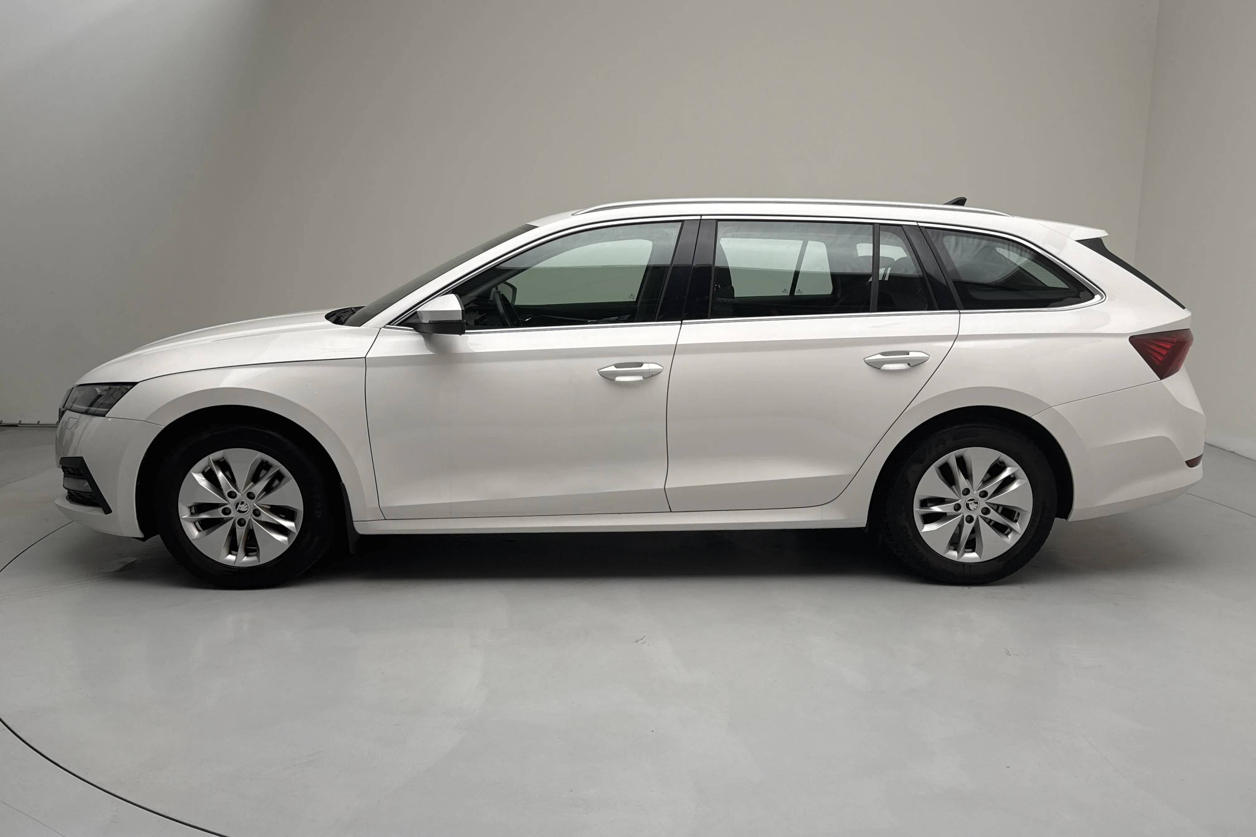 Presentationsfoto 2 av 15: Skoda Octavia G-TEC 1.5 TSI Combi (130hk) - 11 364 mil - Automat - vit - 2021