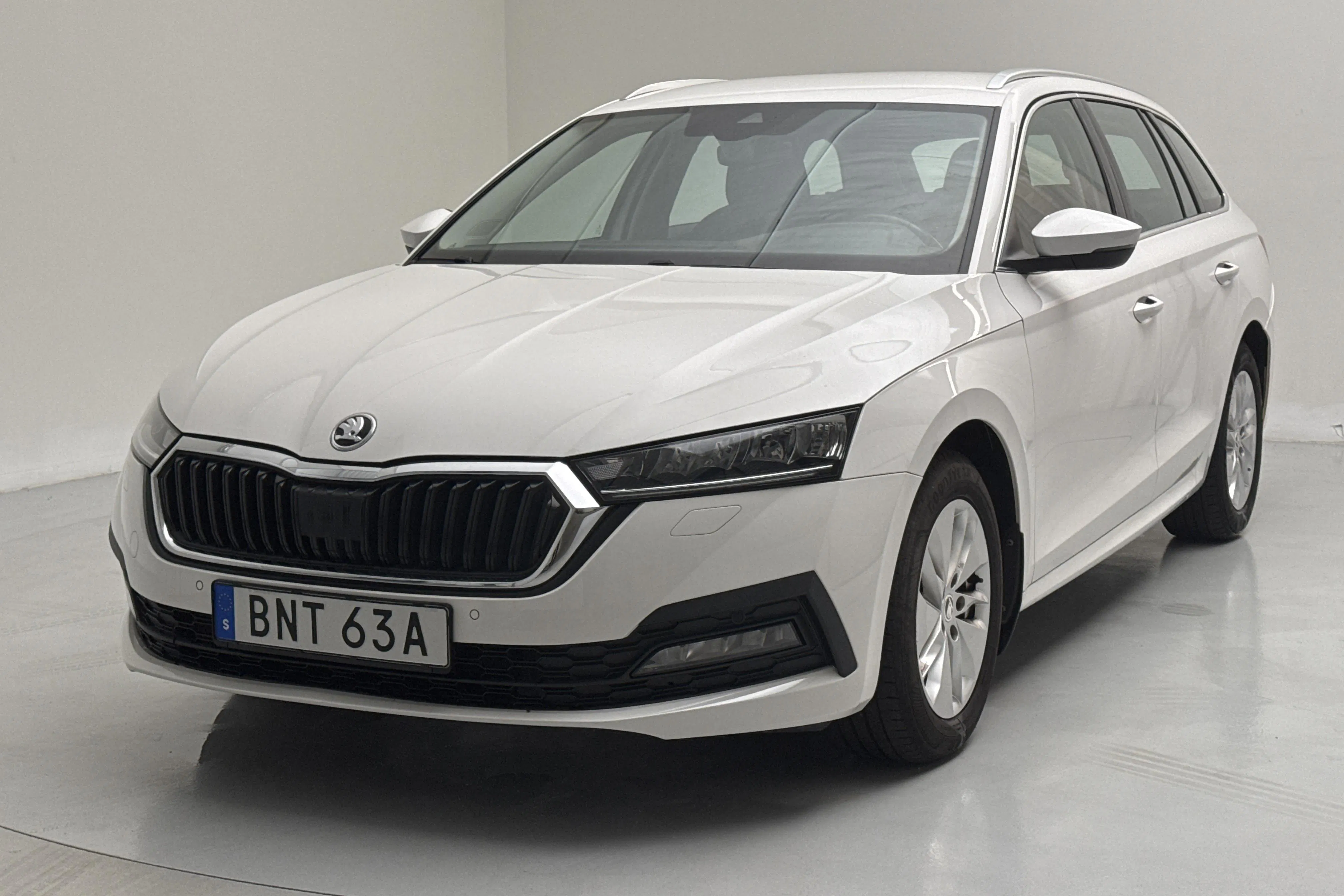 Presentationsfoto 1 av 14: Skoda Octavia G-TEC 1.5 TSI Combi (130hk) - 7 618 mil - Automat - vit - 2021