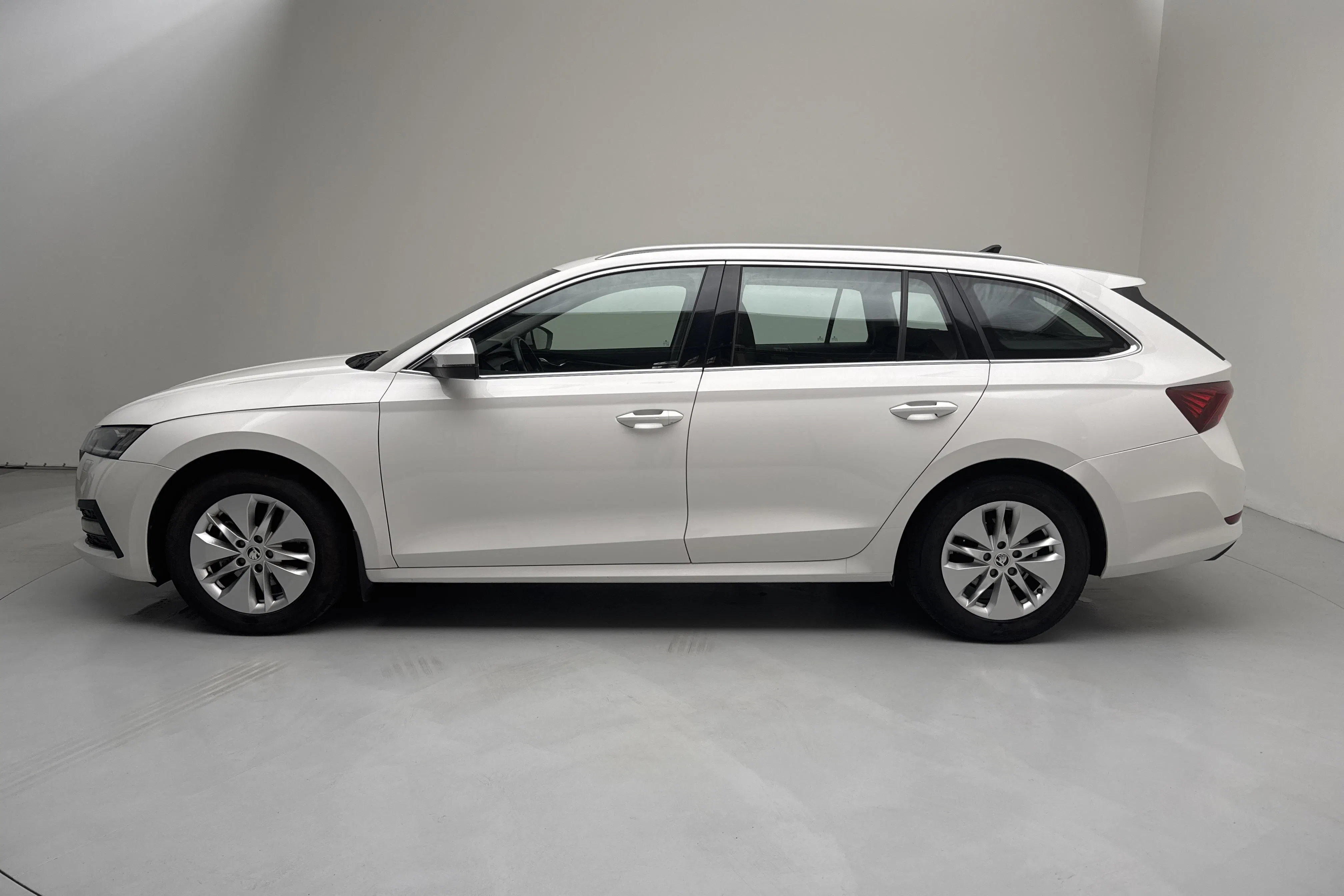Presentationsfoto 2 av 14: Skoda Octavia G-TEC 1.5 TSI Combi (130hk) - 7 618 mil - Automat - vit - 2021