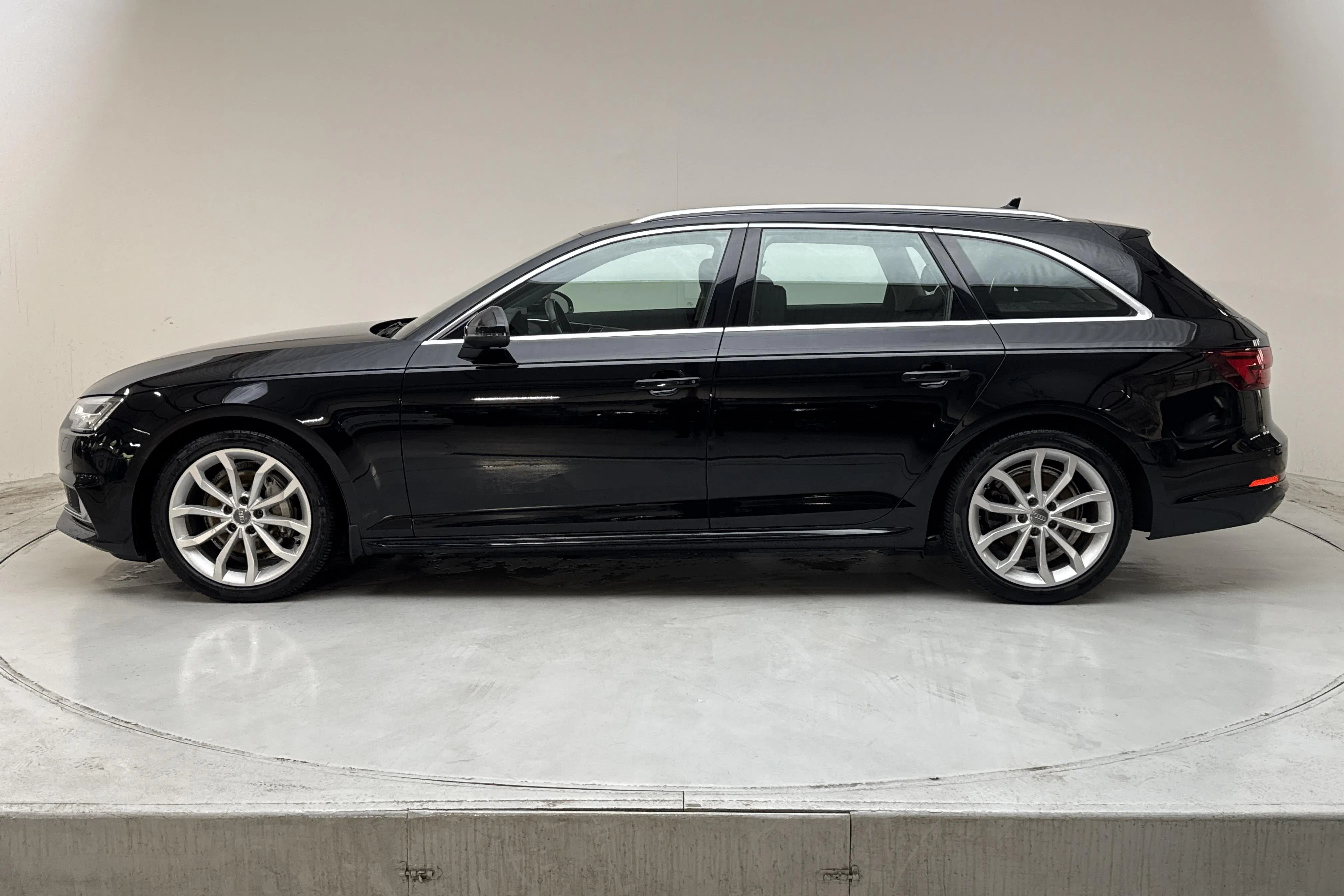 Presentationsfoto 2 av 16: Audi A4 Avant 40 TDI quattro (190hk) - 16 227 mil - Automat - svart - 2019