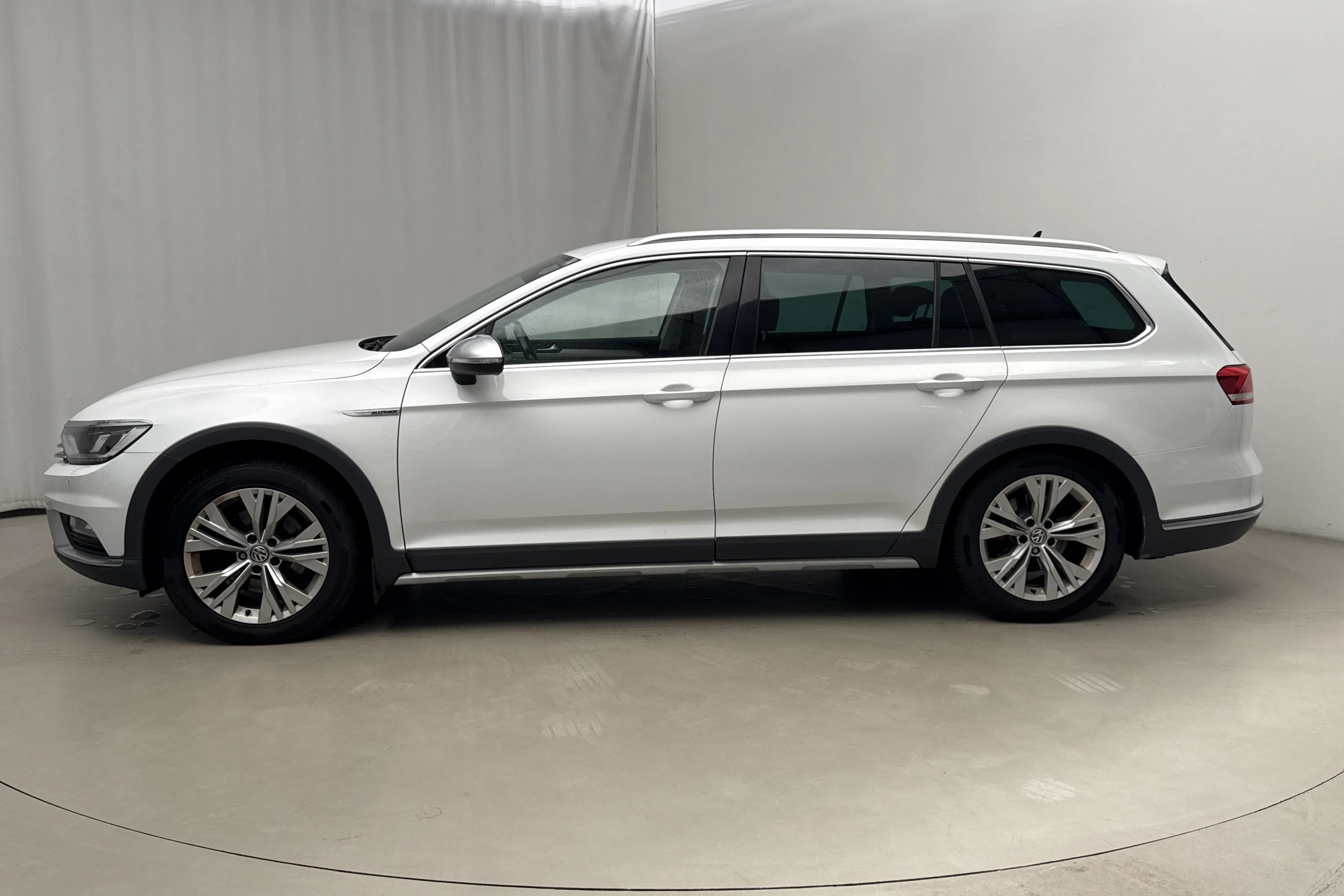 Presentation photo 2 of 18: VW Passat Alltrack 2.0 TDI 4MOTION (190hk) - 209 600 km - Automatic - white - 2017