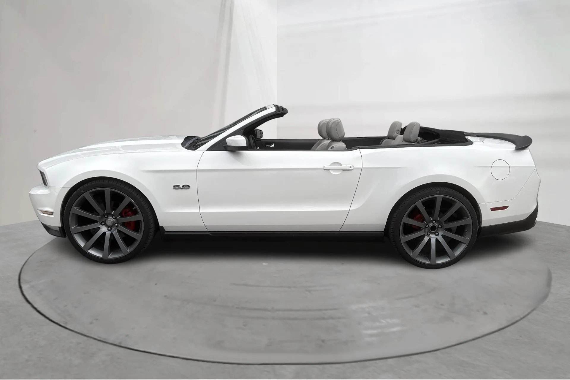 Presentation photo 2 of 17: Ford Mustang GT 5.0 V8 Cabriolet (412hk) - 300 000 km - Automatic - white - 2012