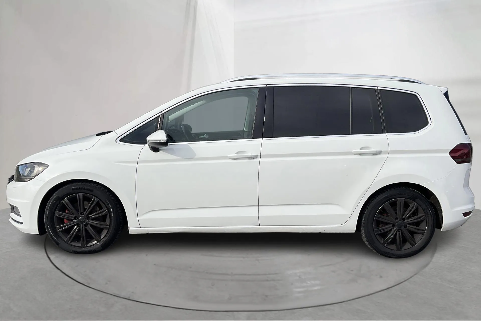 Presentationsfoto 2 av 19: VW Touran 2.0 TDI (190hk) - 26 104 mil - Automat - vit - 2016