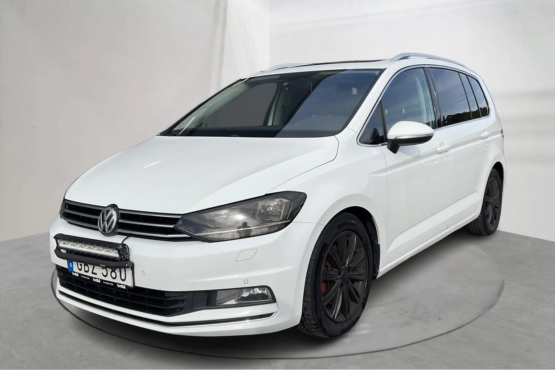 Presentationsfoto 1 av 19: VW Touran 2.0 TDI (190hk) - 26 104 mil - Automat - vit - 2016