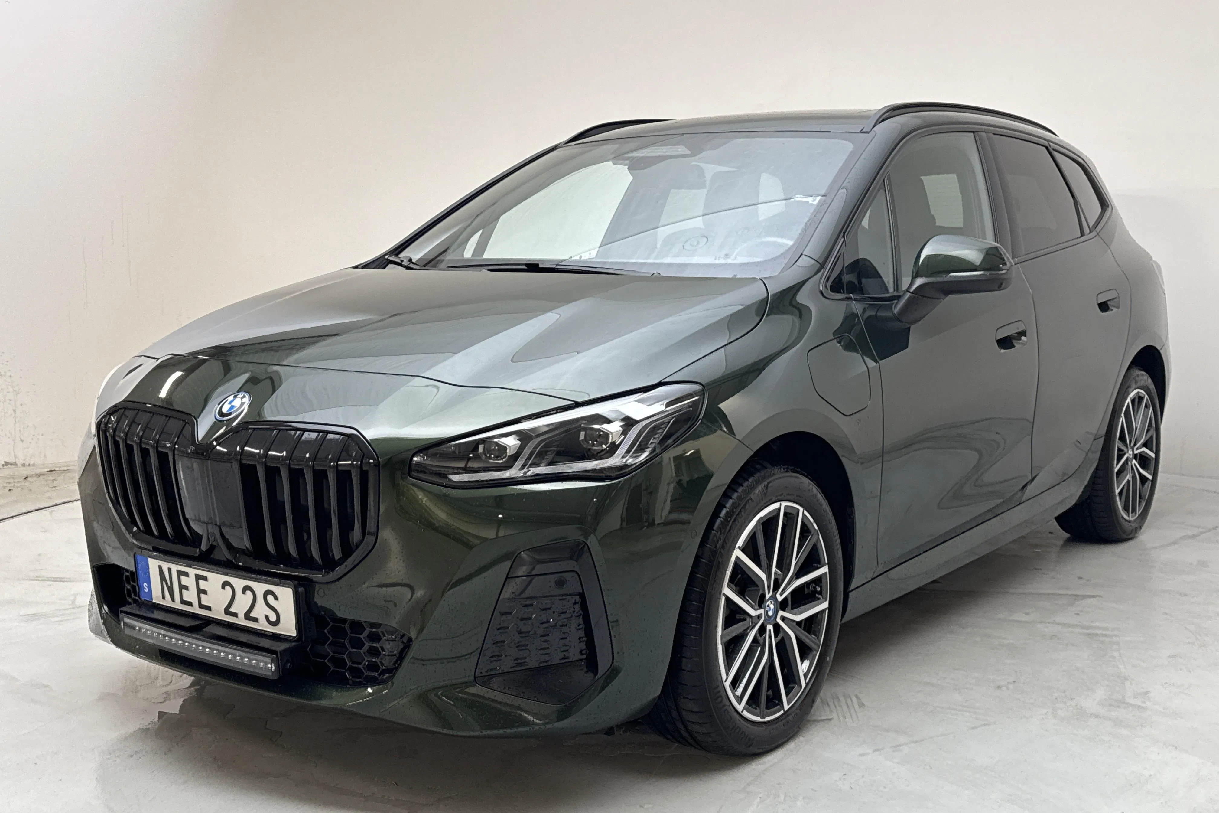 Presentationsfoto 1 av 17: BMW 230e Active Tourer 16,3kWh, U06 (326hk) - 2 742 mil - Automat - grön - 2023