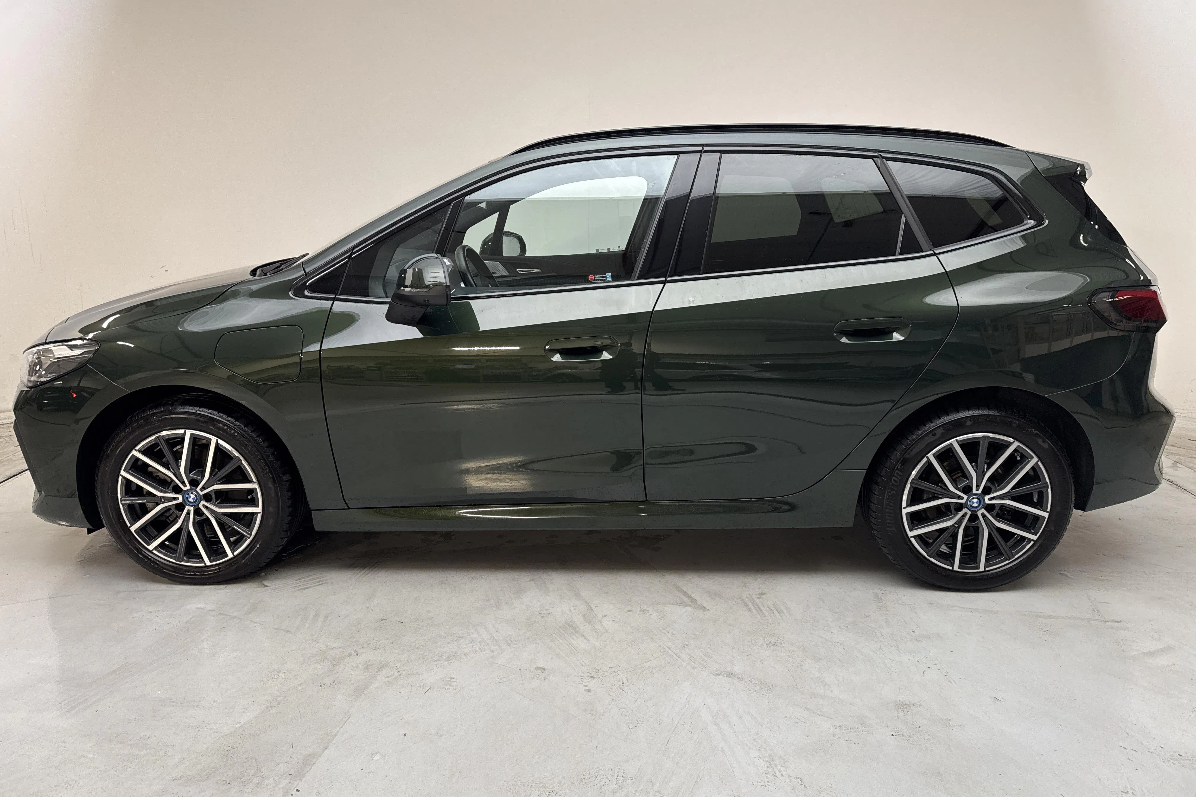 Presentationsfoto 2 av 17: BMW 230e Active Tourer 16,3kWh, U06 (326hk) - 2 742 mil - Automat - grön - 2023