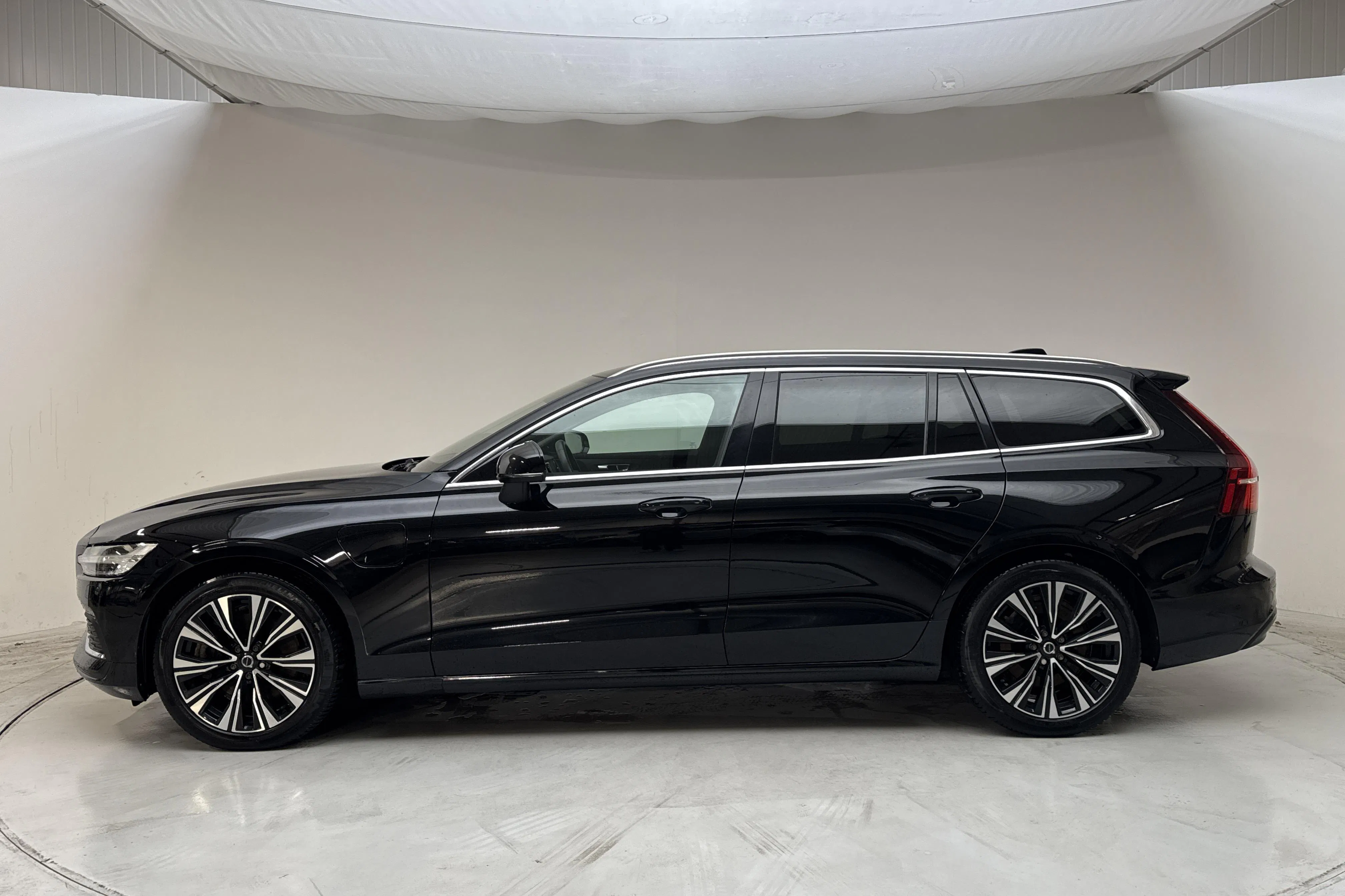 Presentationsfoto 2 av 16: Volvo V60 T6 AWD Recharge (350hk) - 7 032 mil - Automat - svart - 2023
