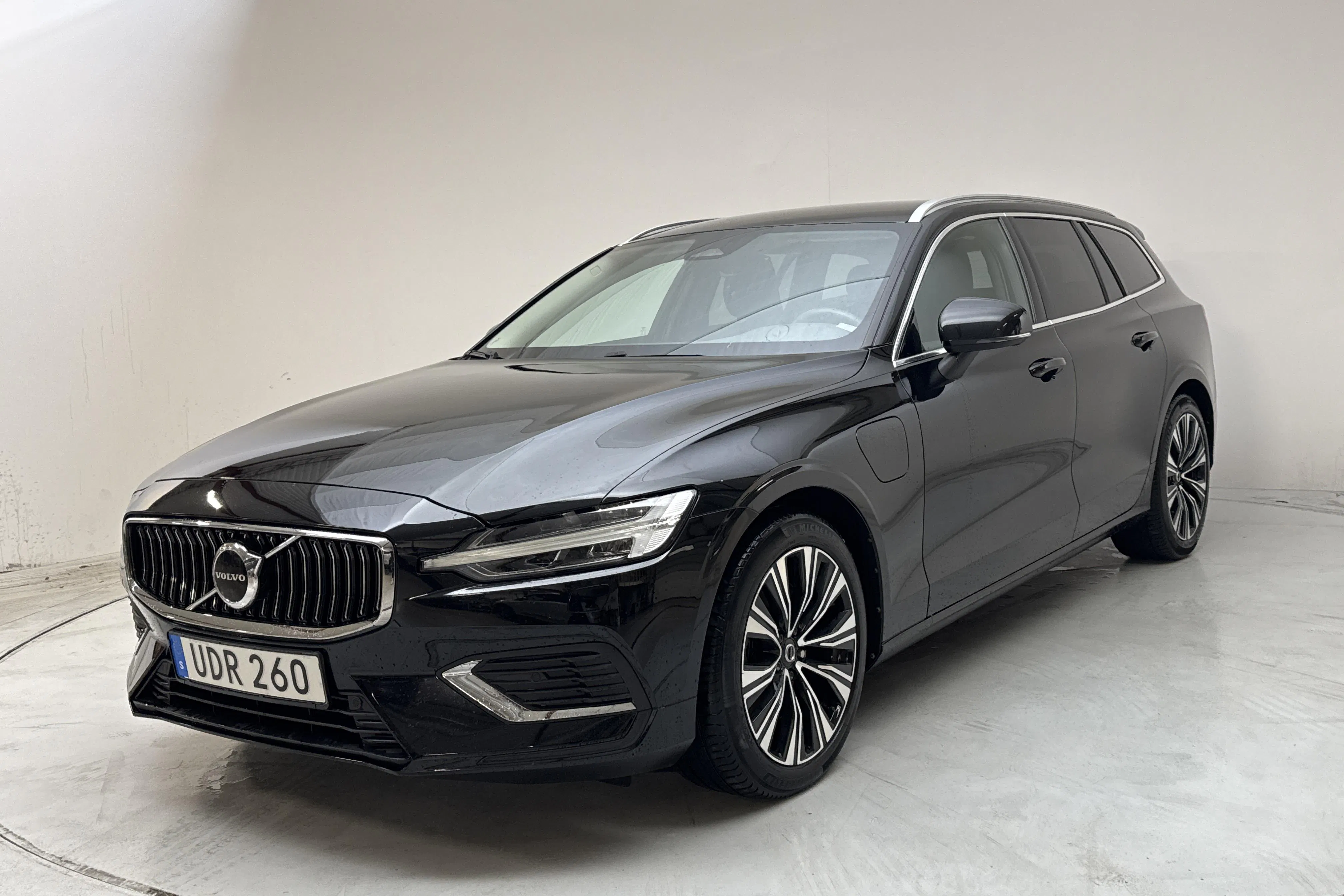 Presentationsfoto 1 av 16: Volvo V60 T6 AWD Recharge (350hk) - 7 032 mil - Automat - svart - 2023