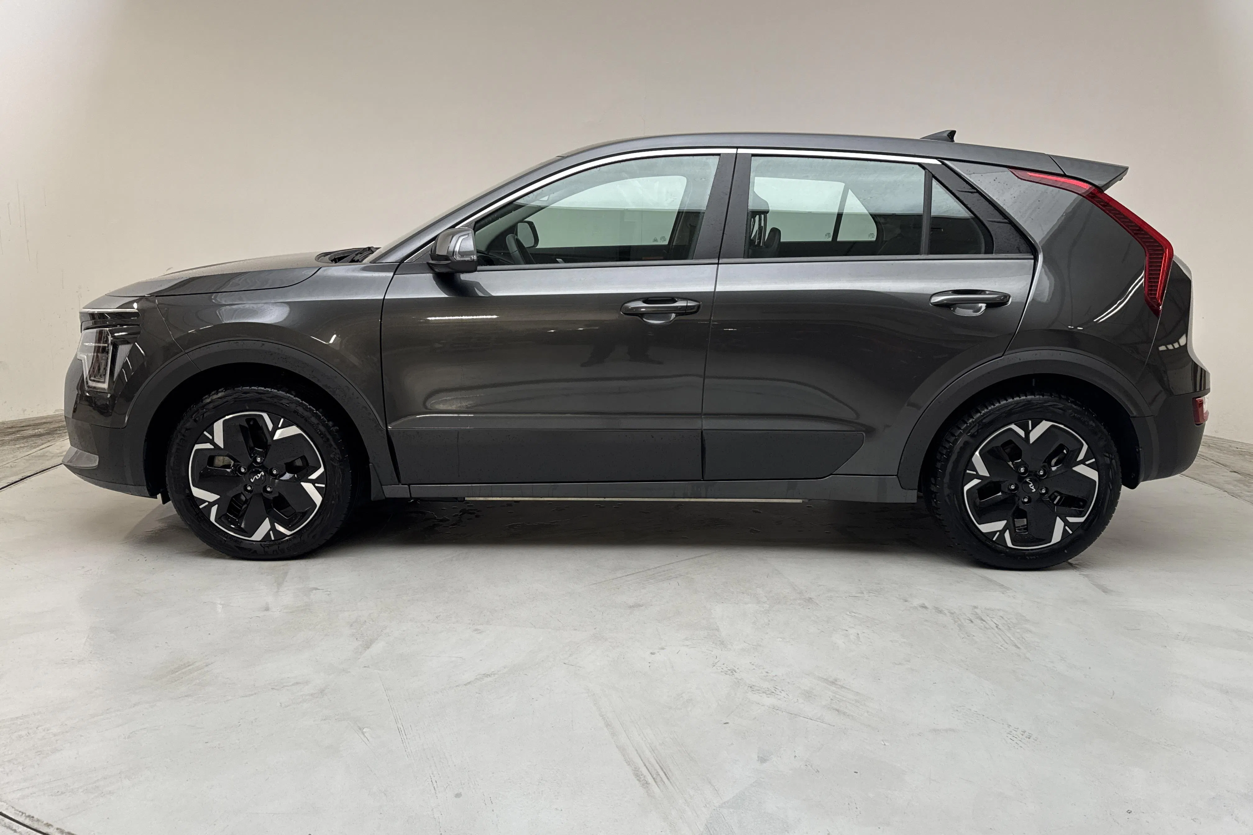 Presentation photo 2 of 17: KIA Niro EV 65kWh (204hk) - 29 500 km - Automatic - dark grey - 2024