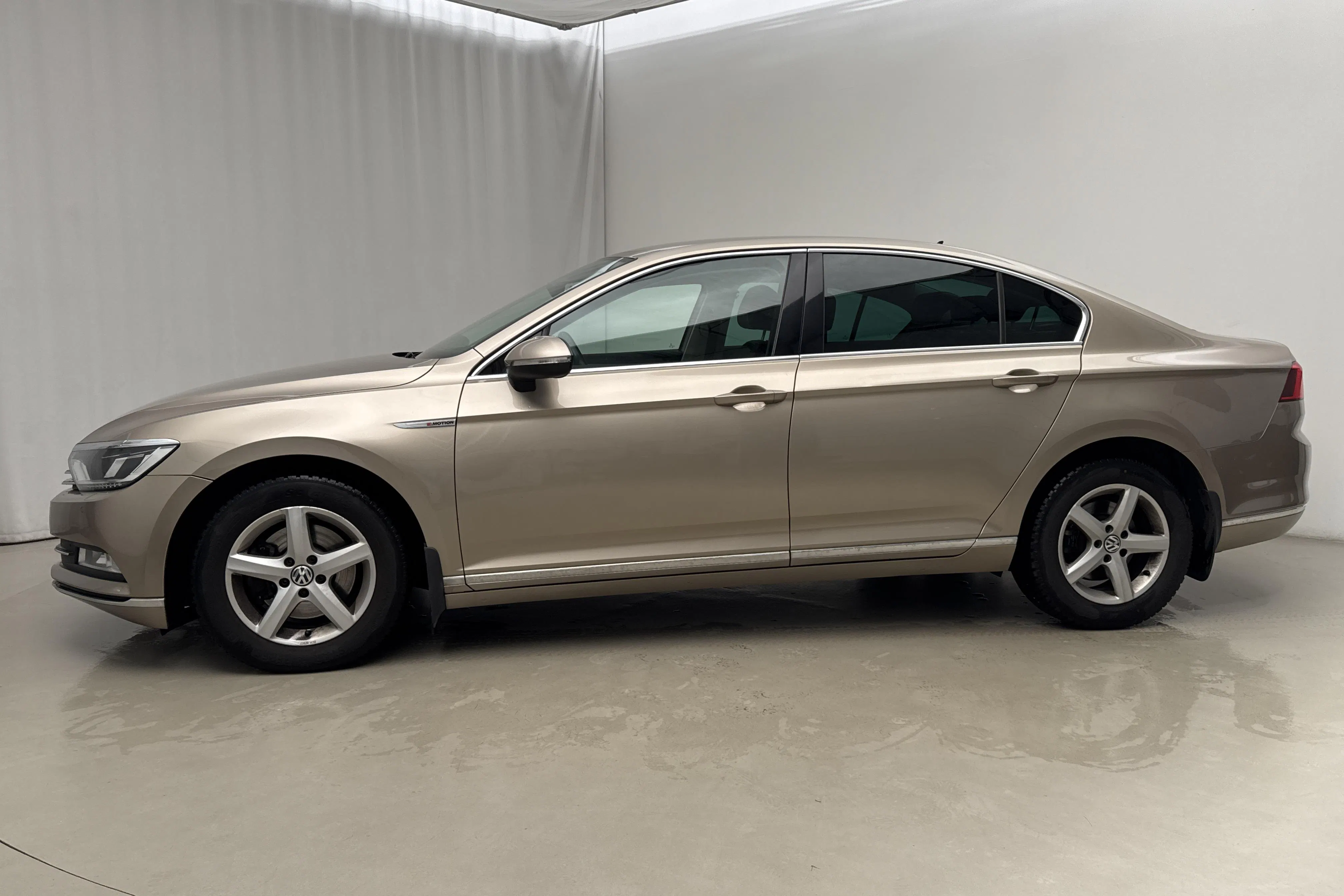 Presentationsfoto 2 av 19: VW Passat 2.0 TDI 4MOTION (190hk) - 13 573 mil - Automat - Ljusbrun - 2016