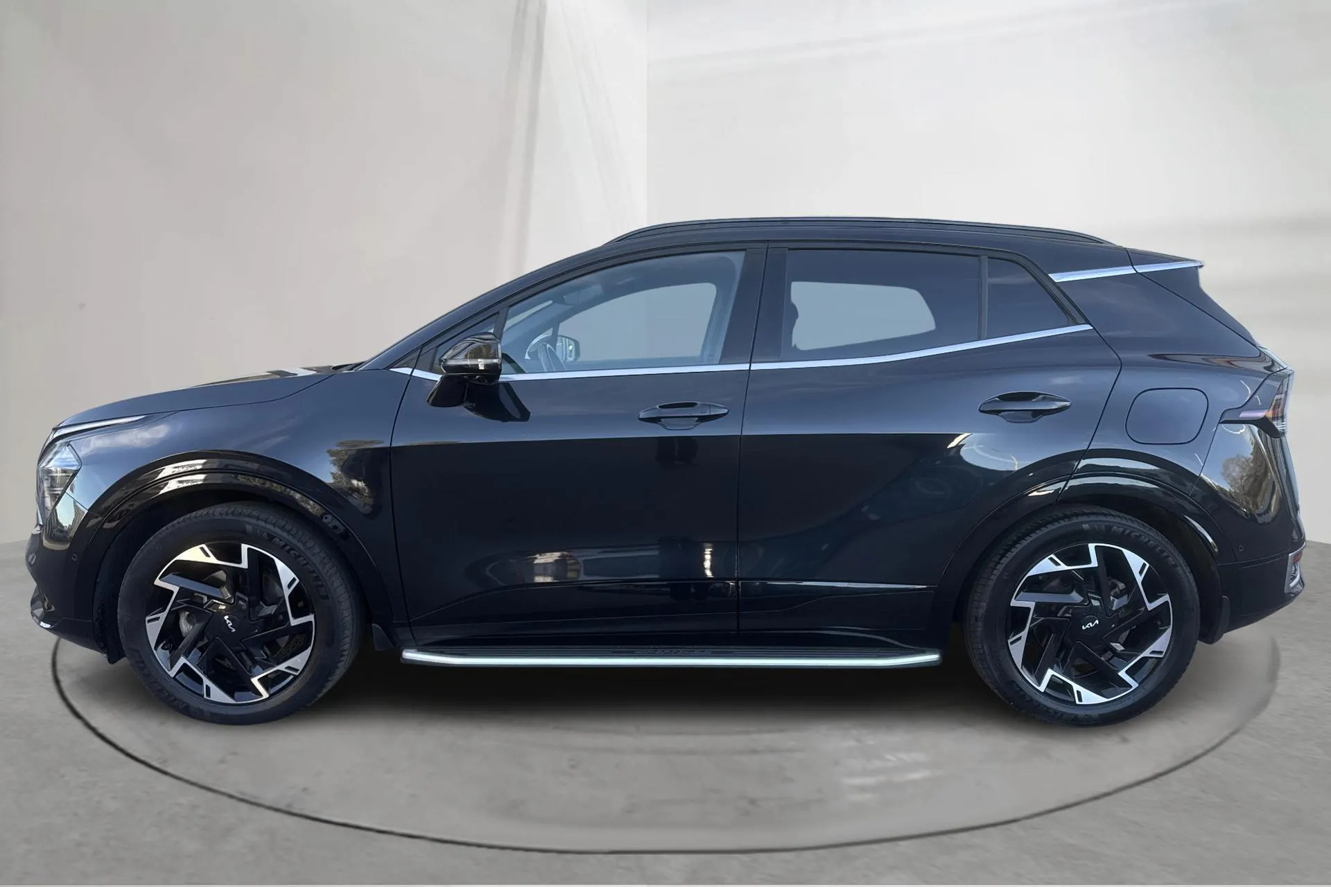 Presentationsfoto 2 av 18: KIA Sportage PHEV AWD (265hk) - 6 876 mil - Automat - svart - 2025