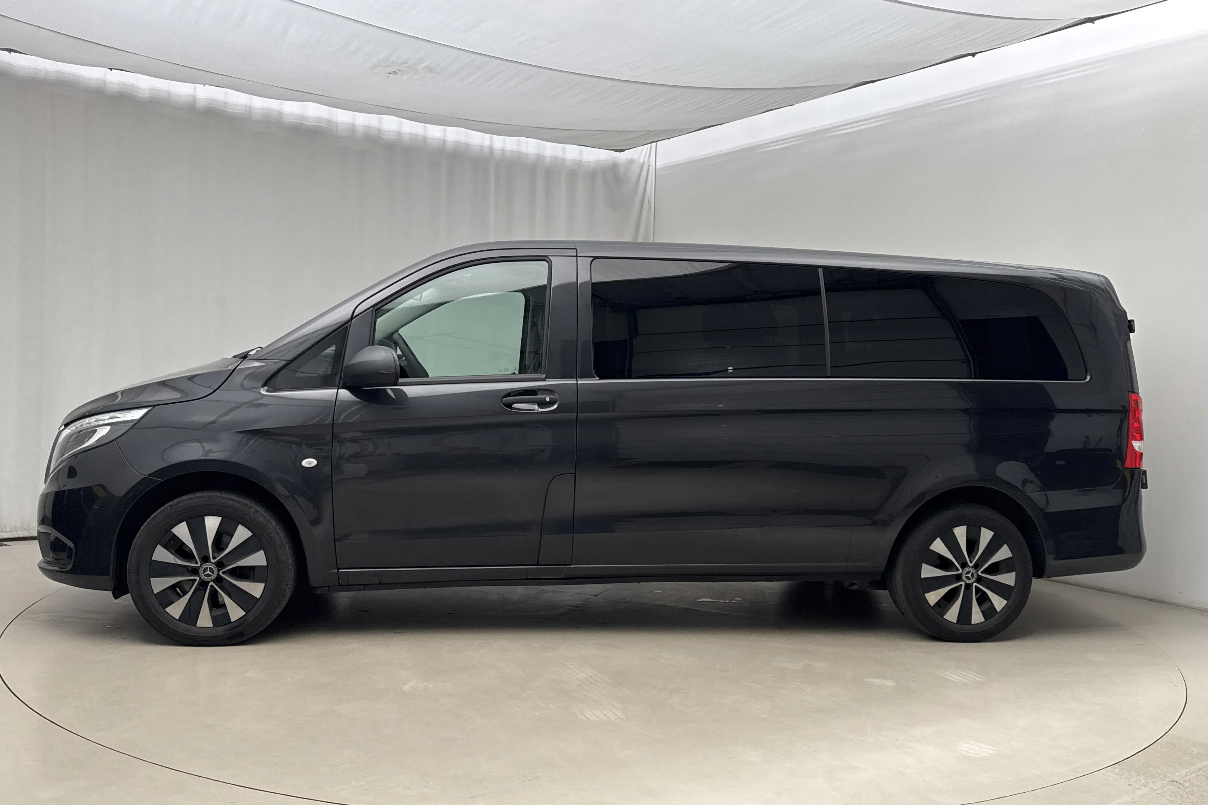 Presentation photo 2 of 17: Mercedes Vito Tourer 116 CDI 4MATIC W640 (163hk) - 106 300 km - Automatic - dark grey - 2020