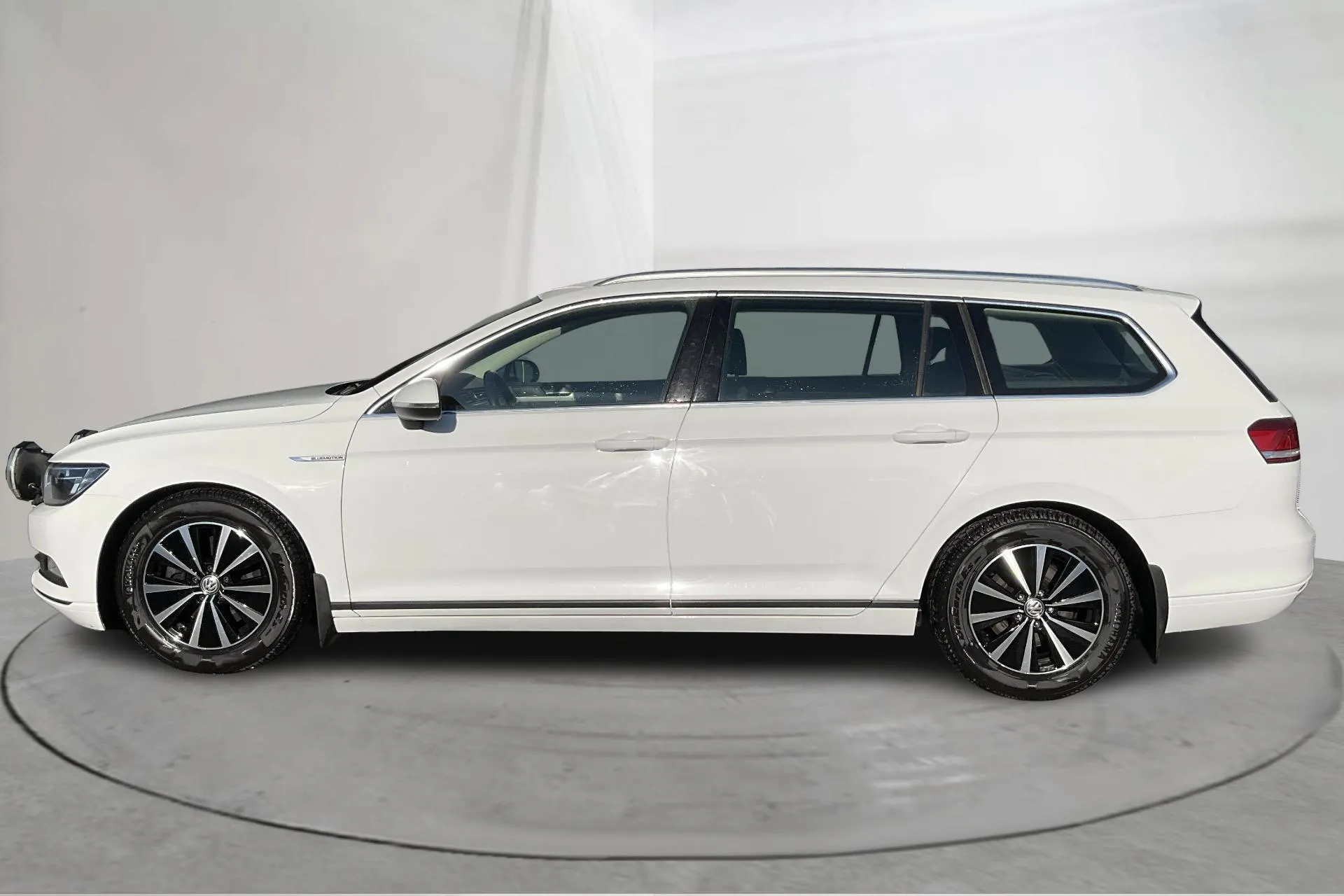 Presentationsfoto 2 av 16: VW Passat 1.6 TDI Sportscombi (120hk) - 12 110 mil - Manuell - vit - 2018