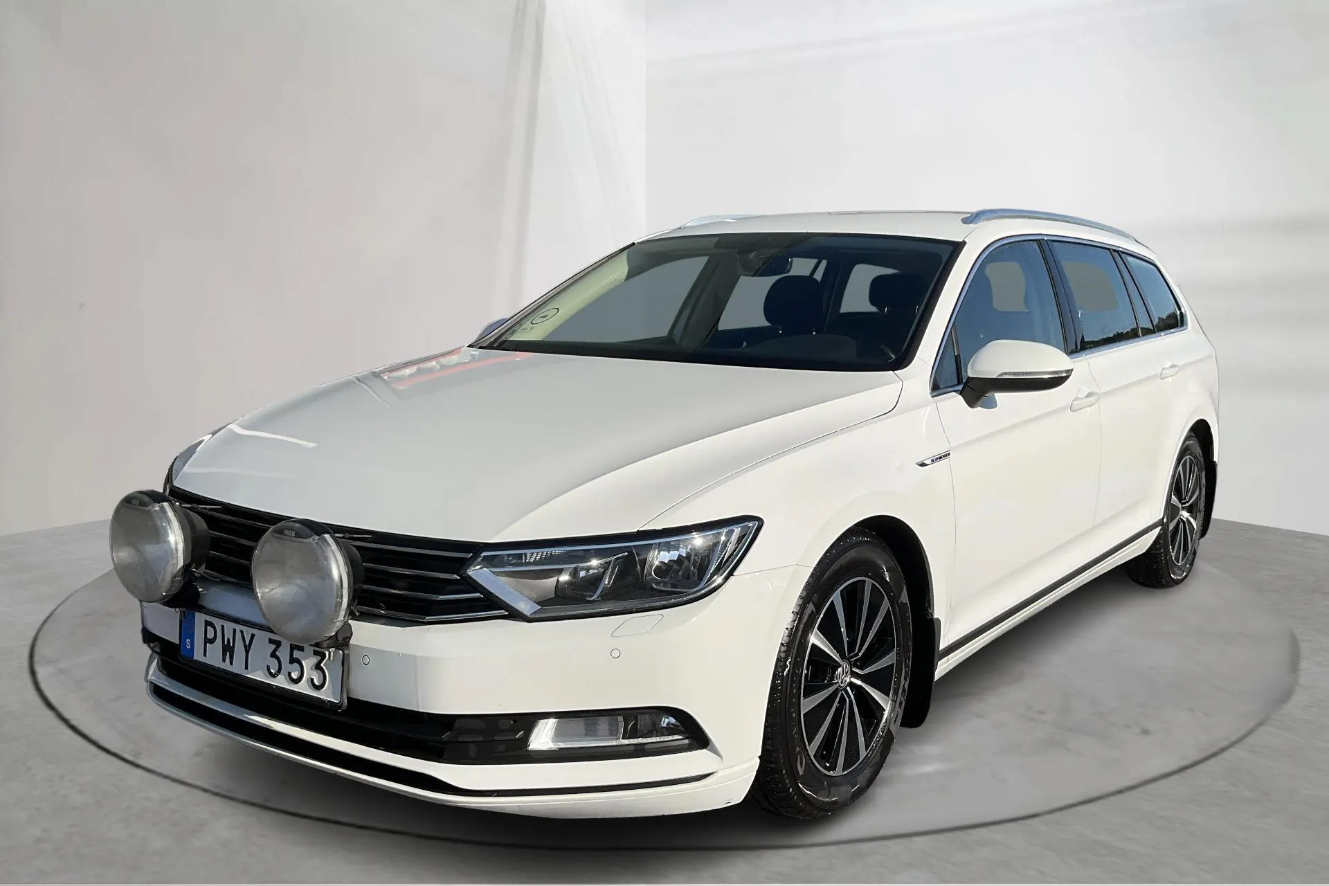 Presentationsfoto 1 av 16: VW Passat 1.6 TDI Sportscombi (120hk) - 12 110 mil - Manuell - vit - 2018