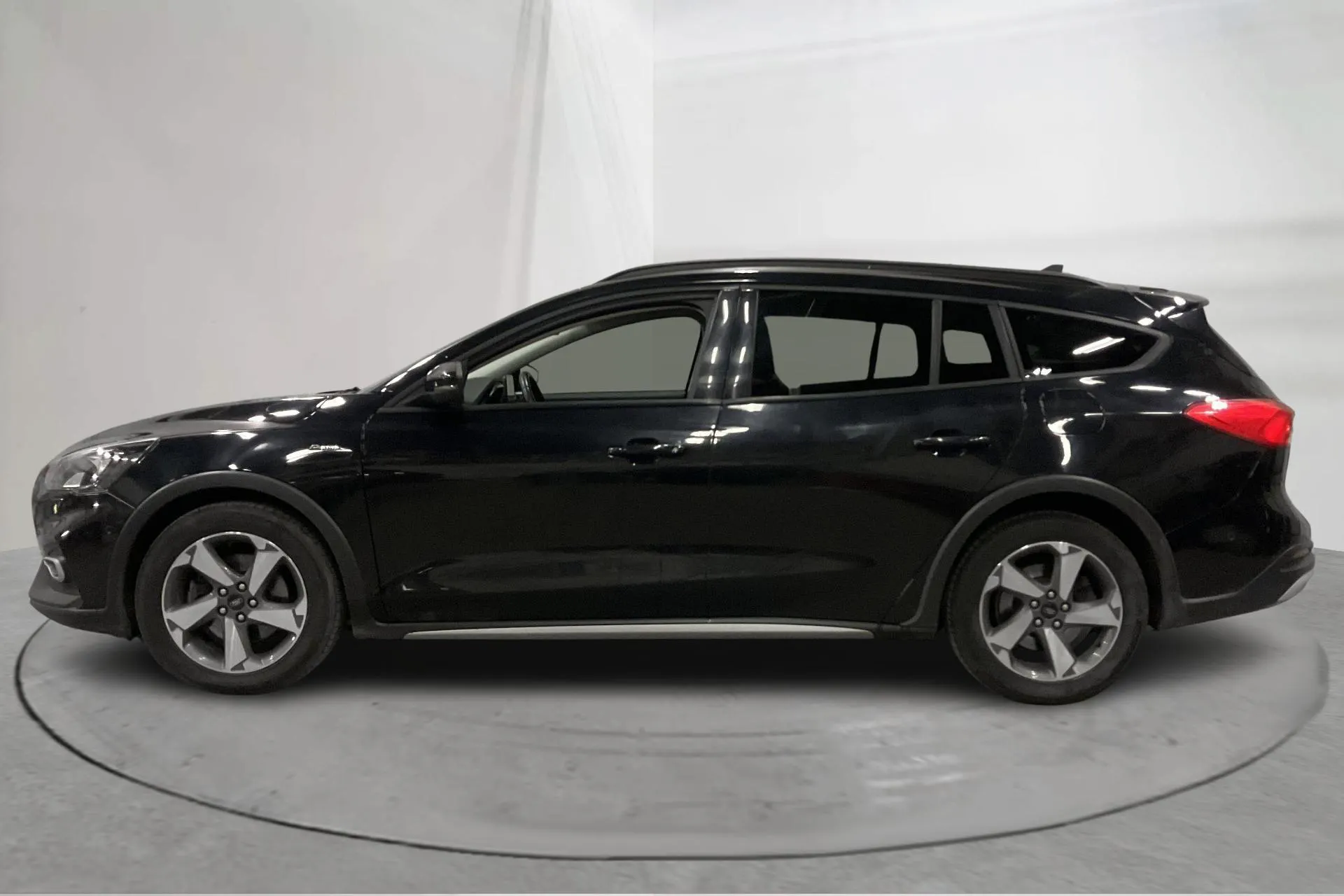 Presentationsfoto 2 av 20: Ford Focus Active 2.0 TDCi Kombi (150hk) - 16 199 mil - Manuell - svart - 2020