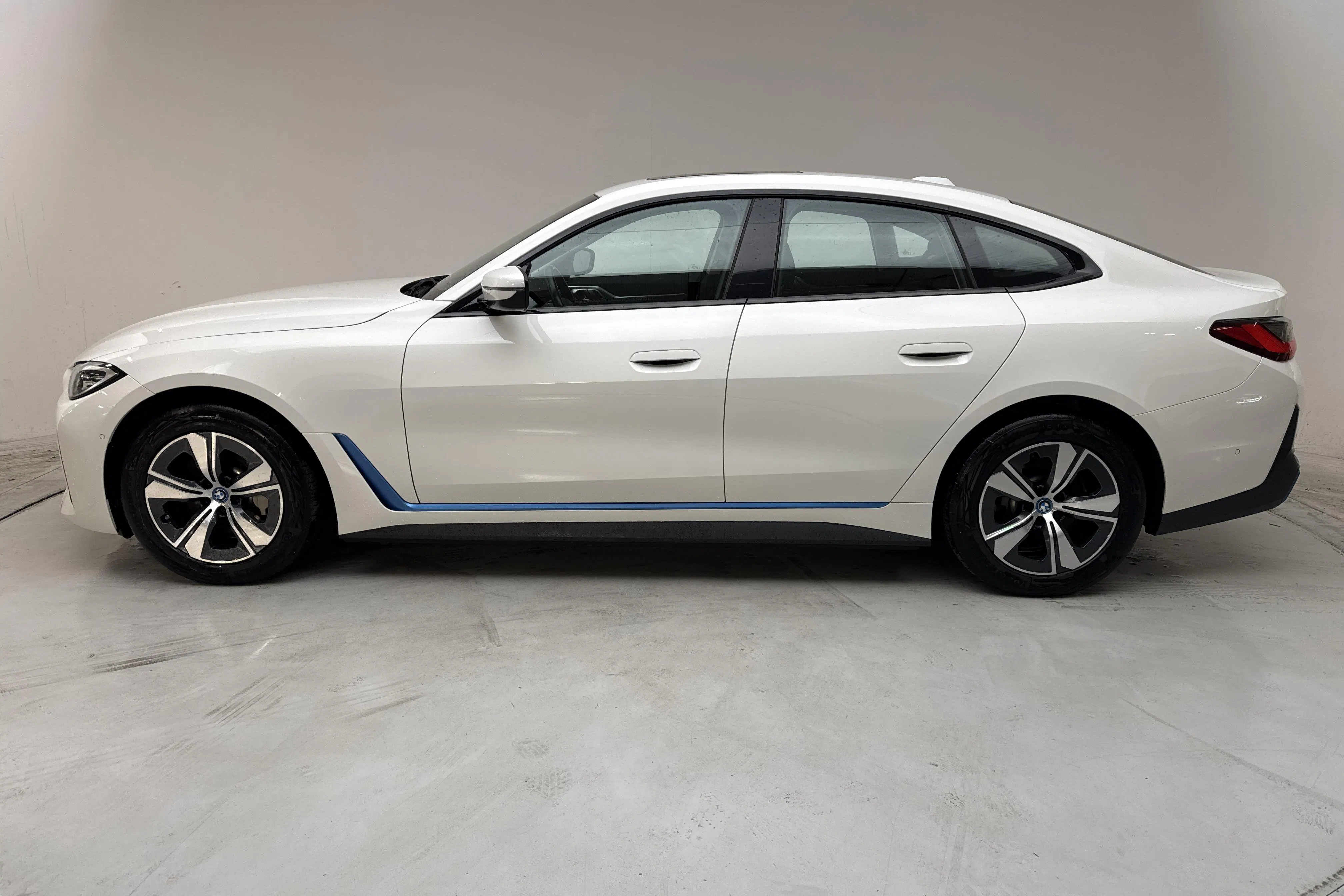Presentationsfoto 2 av 17: BMW i4 eDrive40, G26 (340hk) - 5 939 mil - Automat - vit - 2024