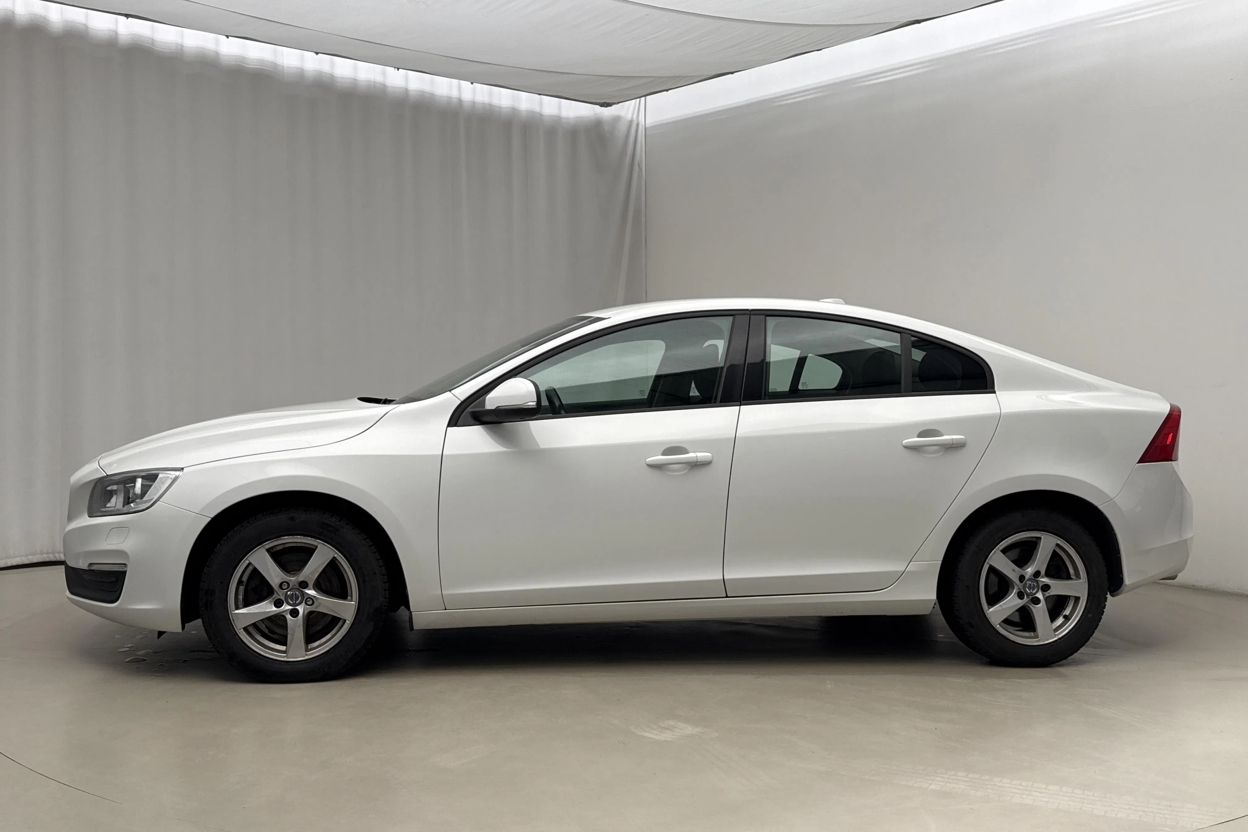 Presentationsfoto 2 av 15: Volvo S60 D2 (120hk) - 19 097 mil - Manuell - vit - 2017