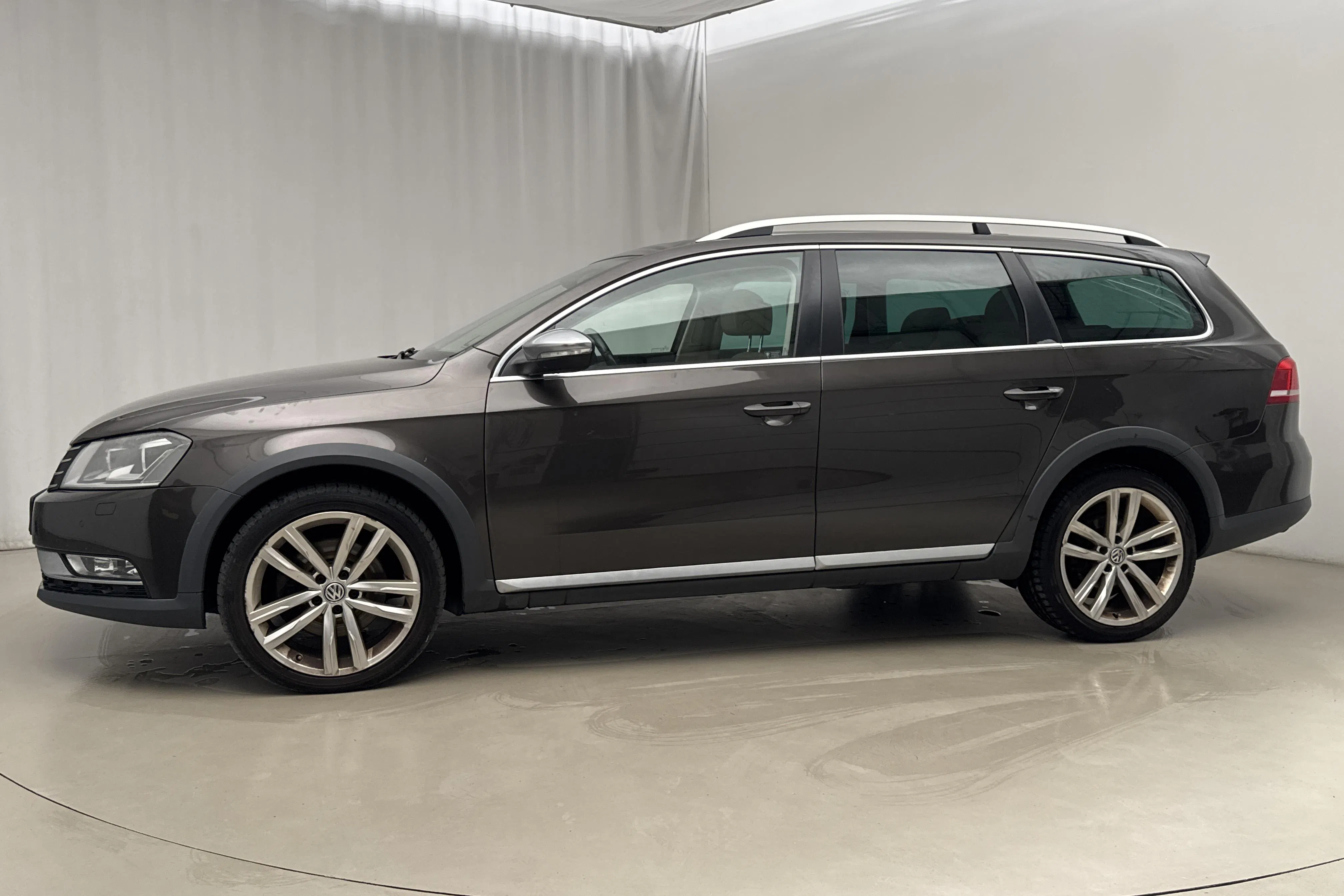 Presentation photo 2 of 21: VW Passat Alltrack 2.0 TDI BlueMotion Technology 4Motion (170hk) - 160 610 km - Automatic - dark brown - 2013