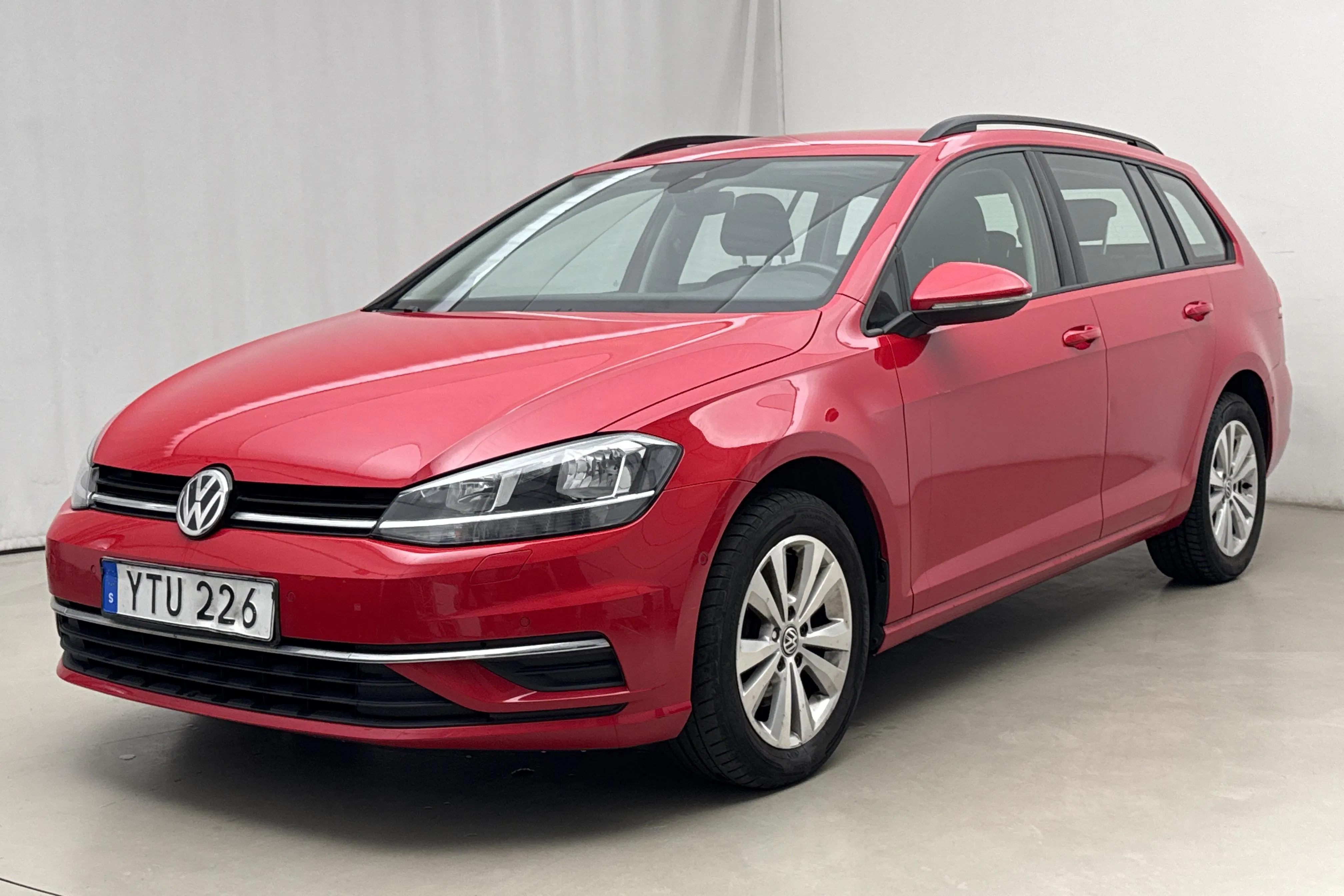 Presentationsfoto 1 av 16: VW Golf VII 1.0 TSI Sportscombi (115hk) - 7 698 mil - Manuell - röd - 2019
