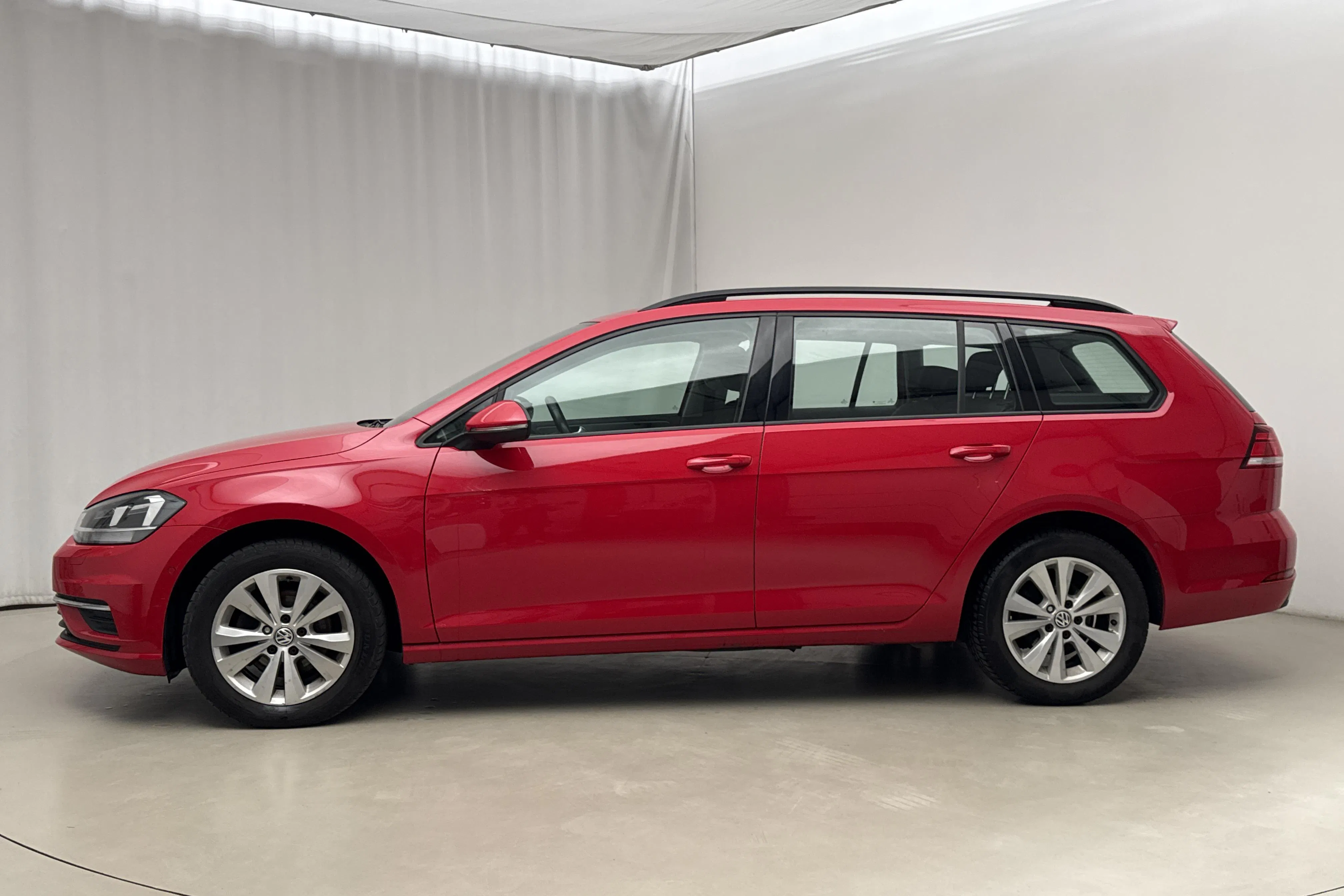 Presentationsfoto 2 av 16: VW Golf VII 1.0 TSI Sportscombi (115hk) - 7 698 mil - Manuell - röd - 2019
