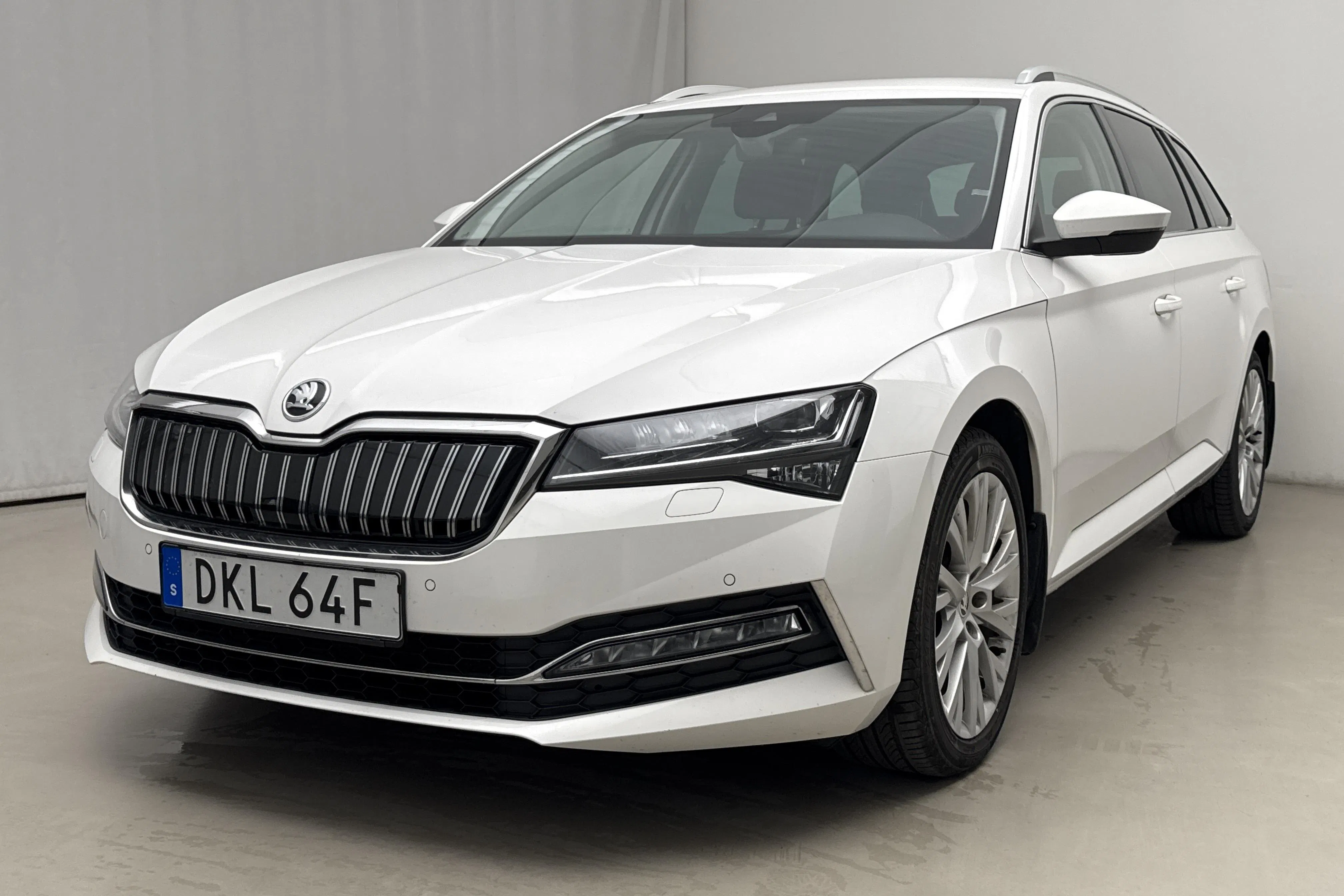 Presentationsfoto 1 av 20: Skoda Superb 1.4 TSI PHEV Kombi (218hk) - 10 825 mil - Automat - vit - 2021