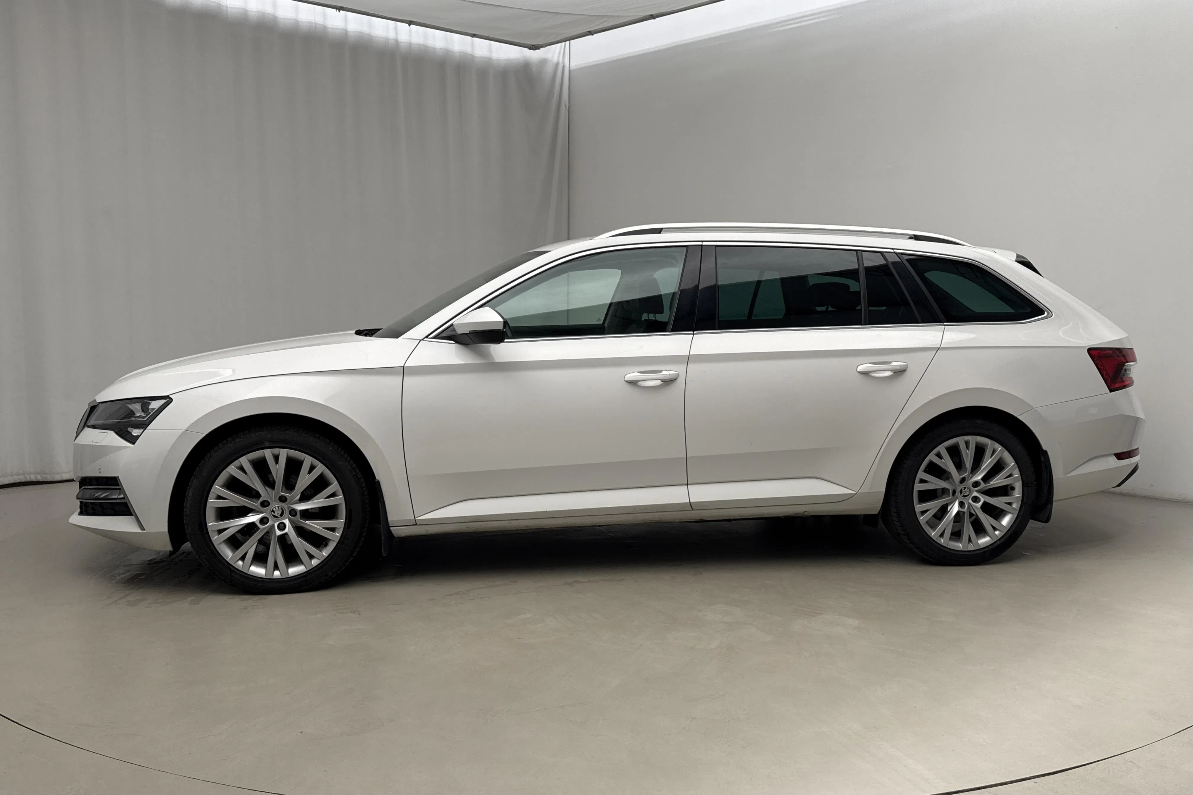 Presentationsfoto 2 av 20: Skoda Superb 1.4 TSI PHEV Kombi (218hk) - 10 825 mil - Automat - vit - 2021
