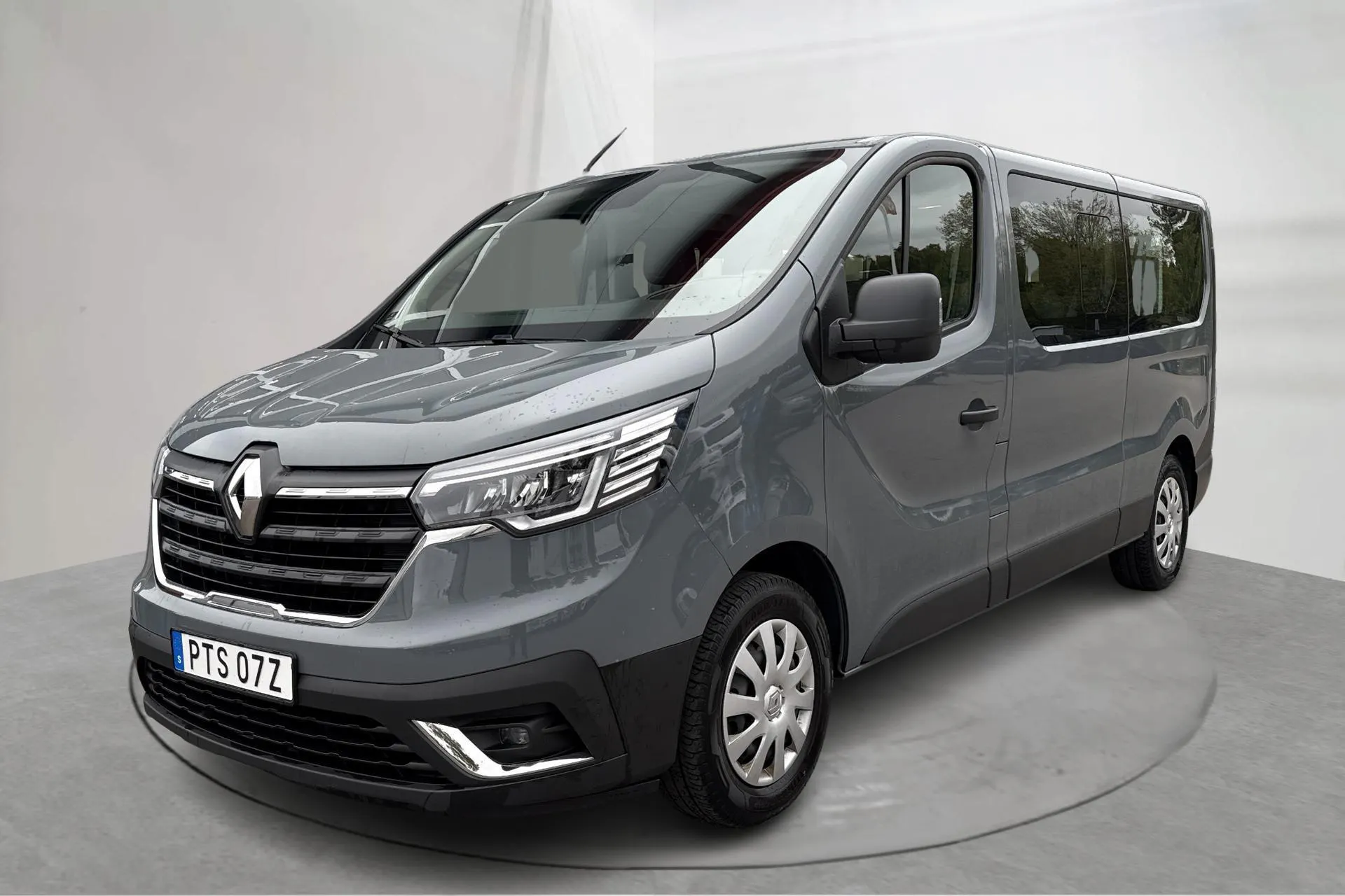 Presentationsfoto 1 av 13: Renault Trafic Passenger 2.0 dCi (150hk) - 5 123 mil - Manuell - grå - 2024