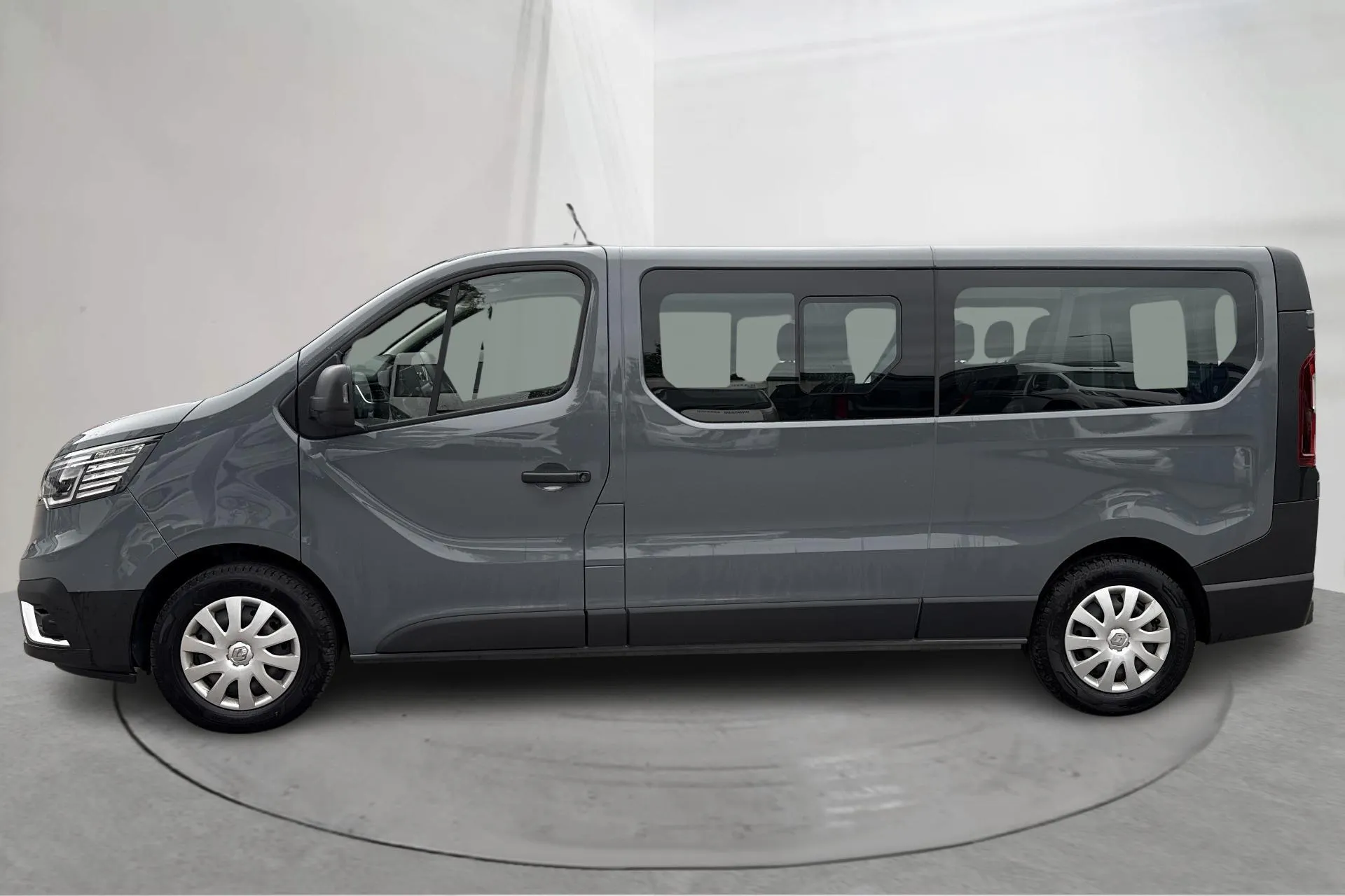 Presentationsfoto 2 av 13: Renault Trafic Passenger 2.0 dCi (150hk) - 5 123 mil - Manuell - grå - 2024