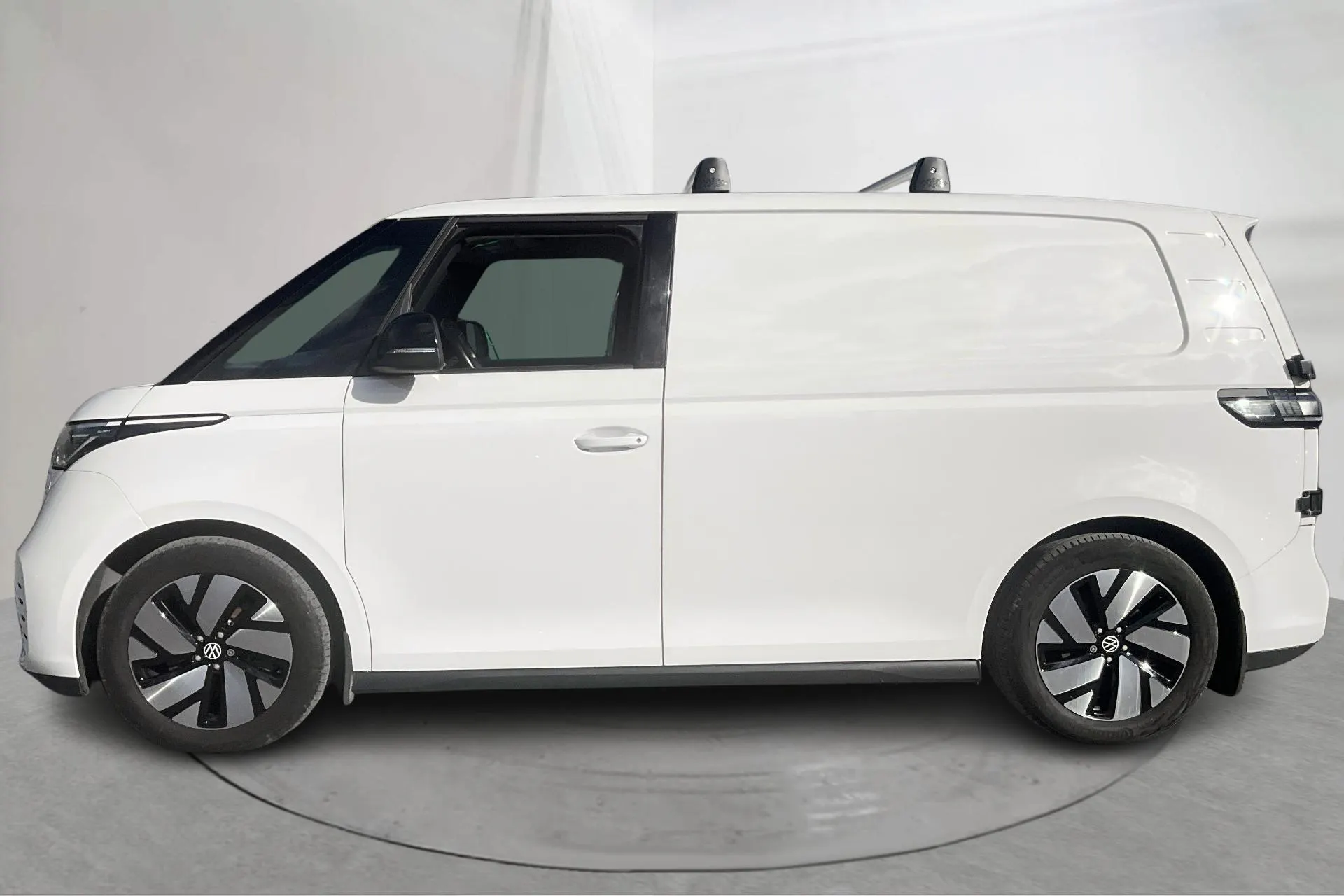 Presentationsfoto 2 av 19: VW ID. Buzz Cargo 77kWh (204hk) - 5 566 mil - Automat - vit - 2024