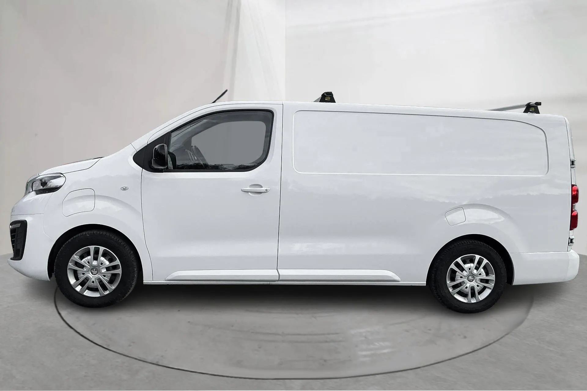 Presentationsfoto 2 av 19: Peugeot e-Expert Skåp 75kWh (136hk) - 4 409 mil - Automat - vit - 2023