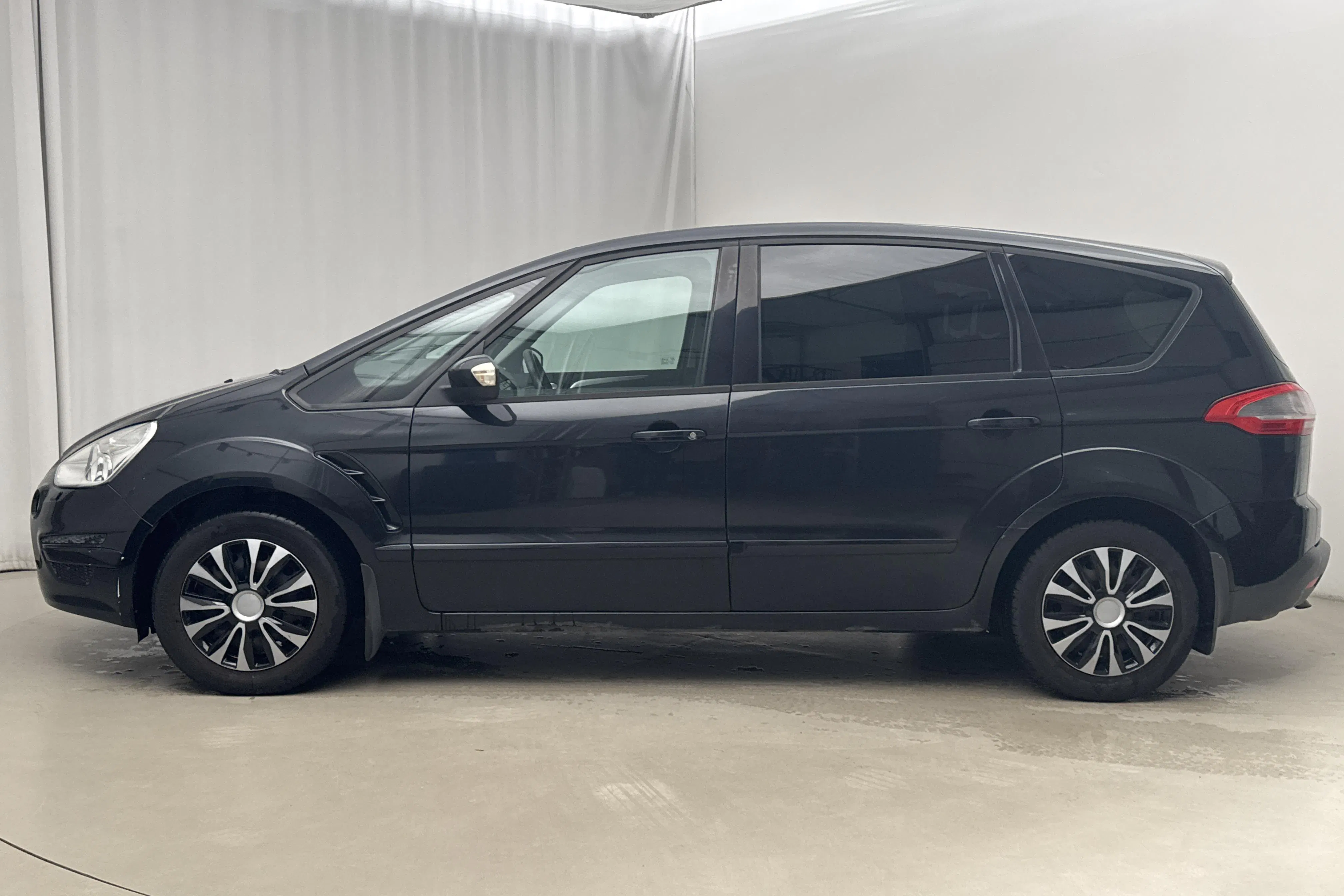 Presentationsfoto 2 av 15: Ford S-MAX 2.0 Flexifuel (145hk) - 16 833 mil - Manuell - svart - 2011