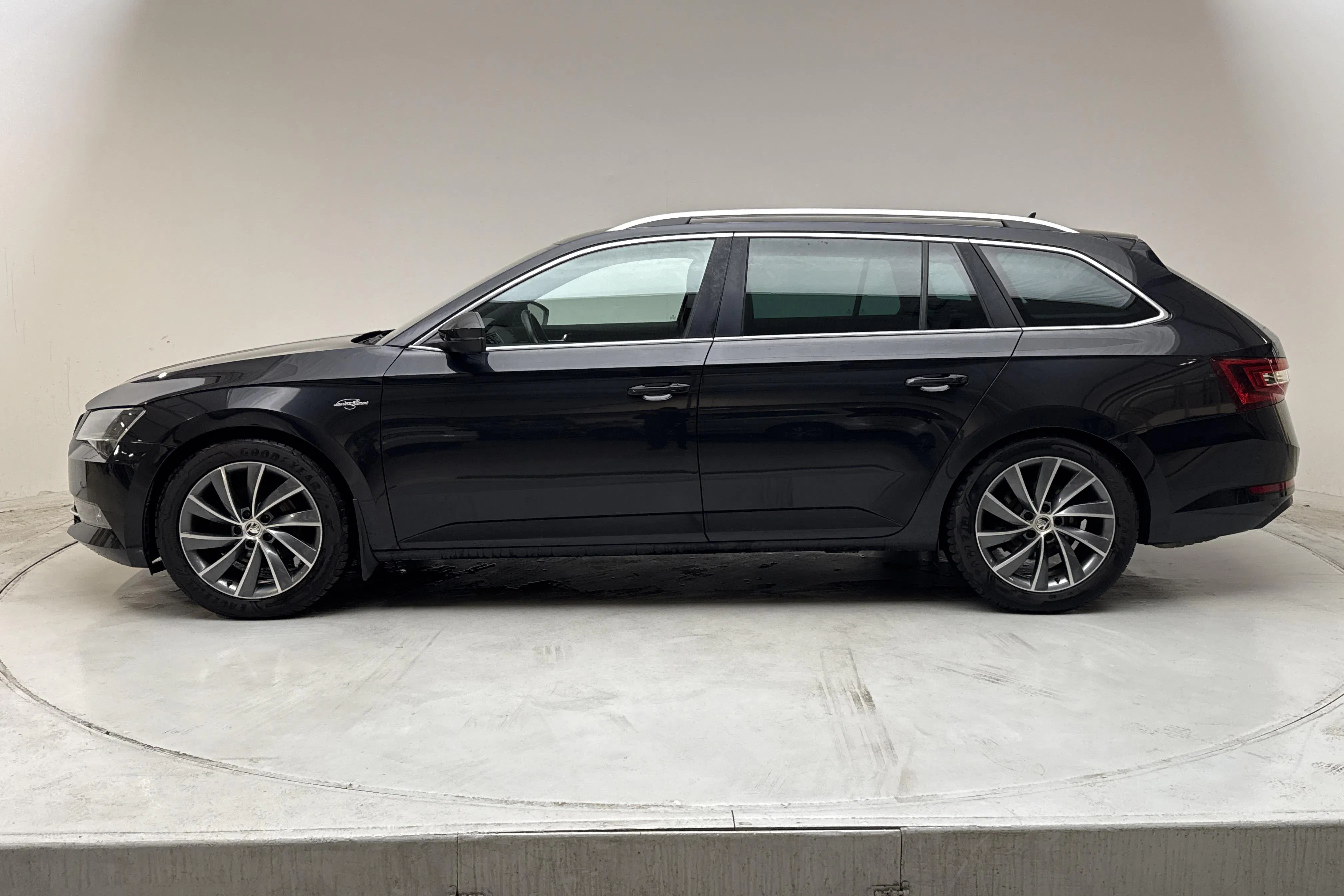 Presentation photo 2 of 16: Skoda Superb 2.0 TDI 4x4 Kombi (190hk) - 153 410 km - Automatic - black - 2018