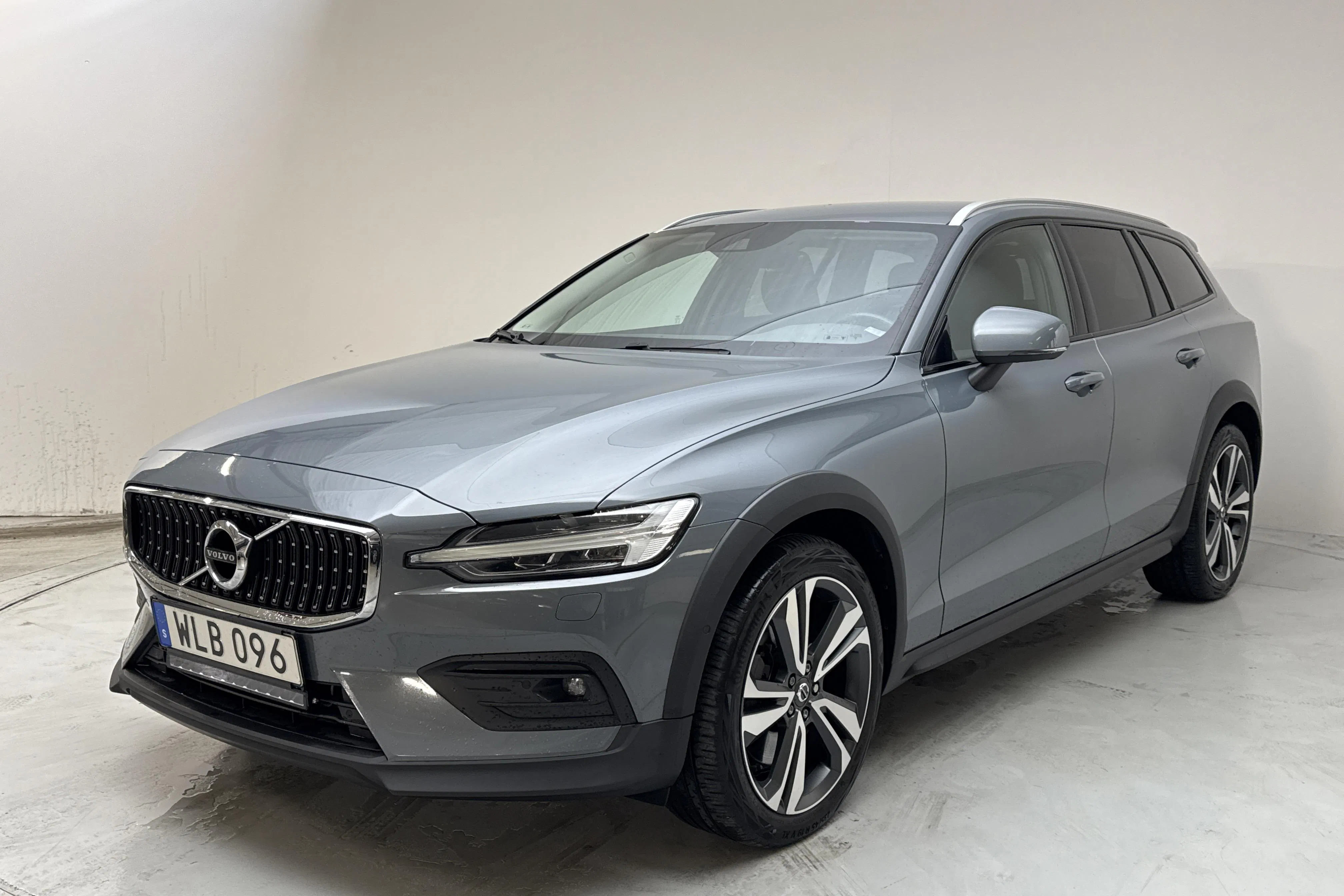 Presentationsfoto 1 av 17: Volvo V60 B4 Cross Country AWD Mildhybrid, Diesel (197hk) - 9 732 mil - Automat - grå - 2022