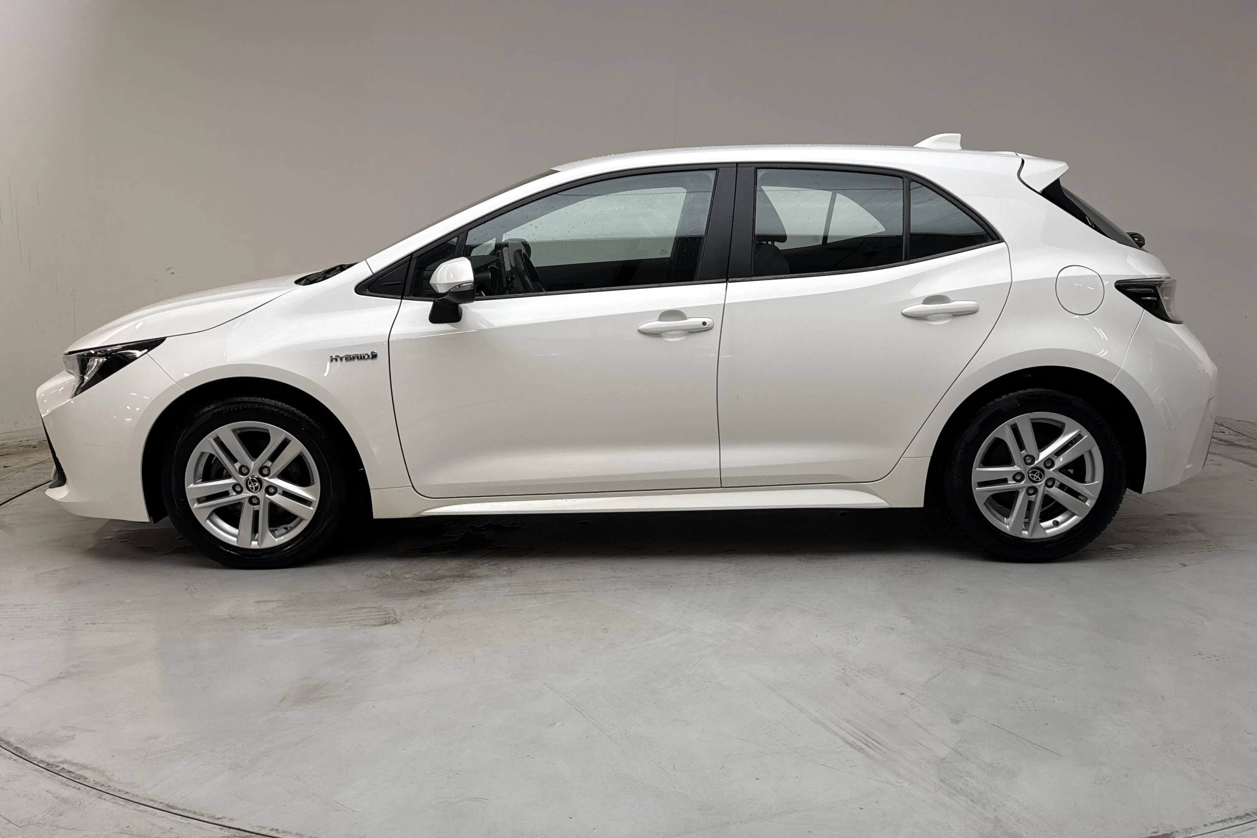 Presentationsfoto 2 av 13: Toyota Corolla 1.8 Hybrid 5dr (122hk) - 3 720 mil - Automat - vit - 2020