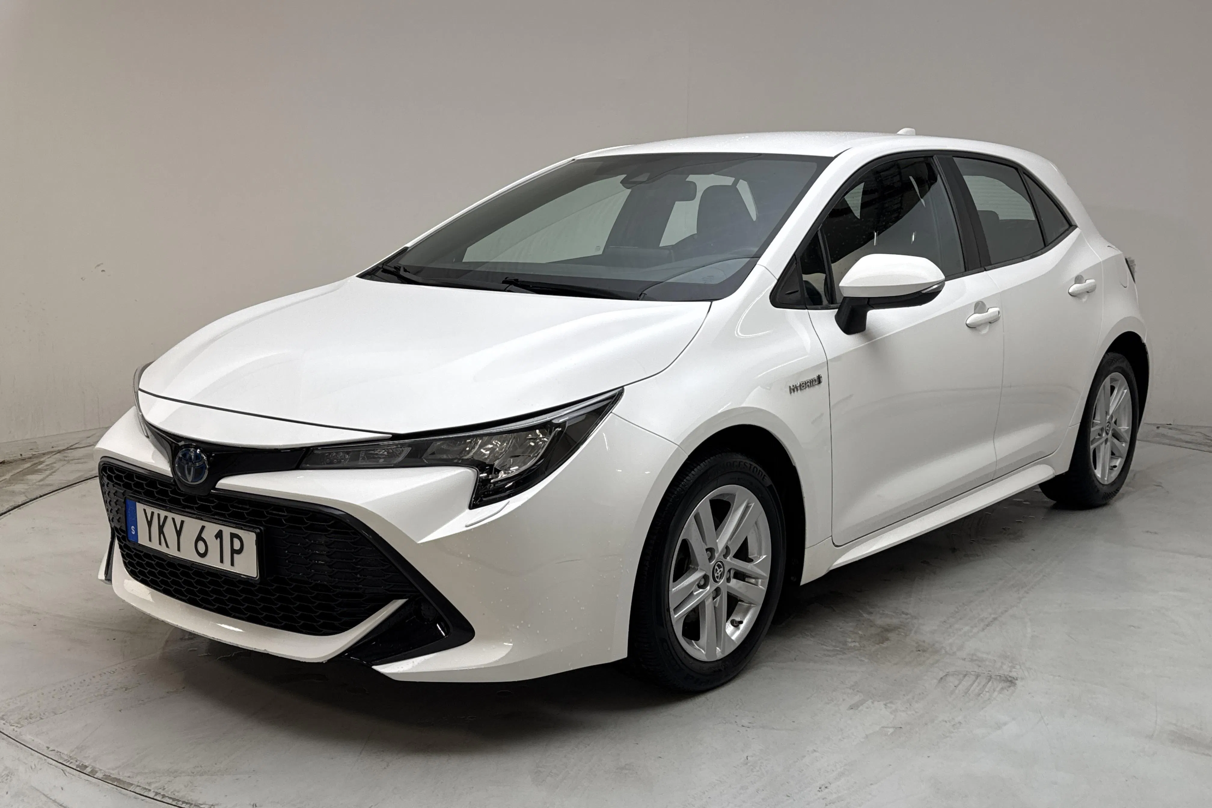 Presentationsfoto 1 av 13: Toyota Corolla 1.8 Hybrid 5dr (122hk) - 3 720 mil - Automat - vit - 2020
