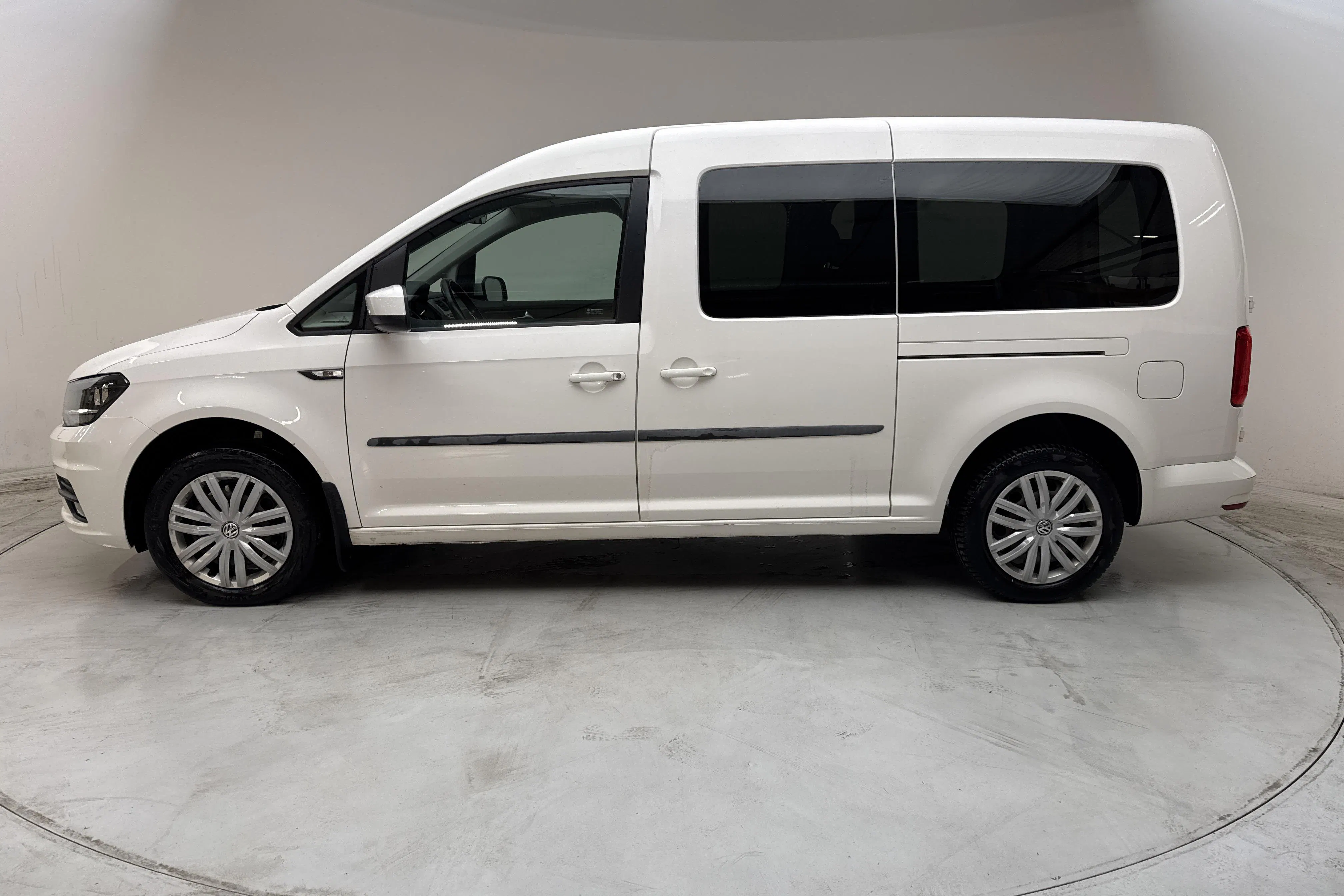 Presentationsfoto 2 av 13: VW Caddy Maxi Life 2.0 TDI (102hk) - 5 419 mil - Manuell - vit - 2020