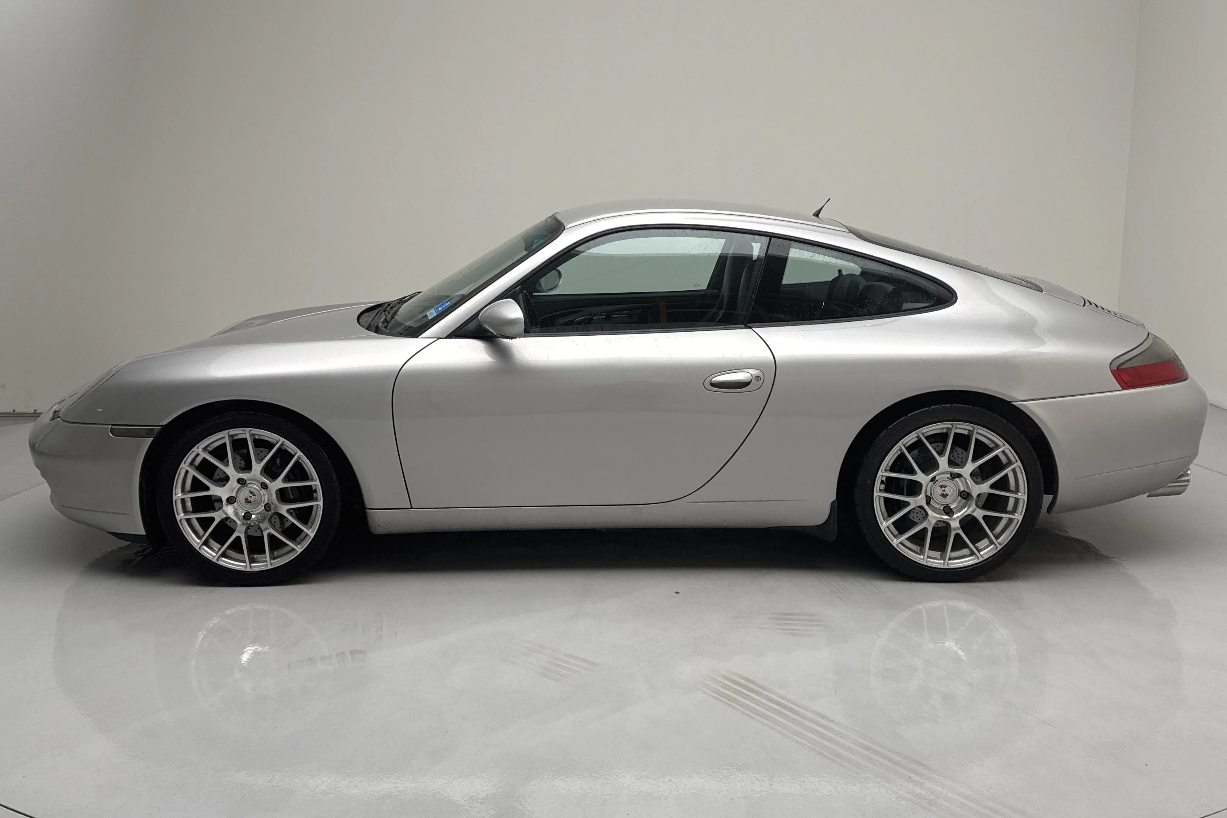 Presentationsfoto 2 av 10: Porsche 911 Carrera 3.4 Tiptronic S Coupé (301hk) - 21 434 mil - Automat - silver - 1999