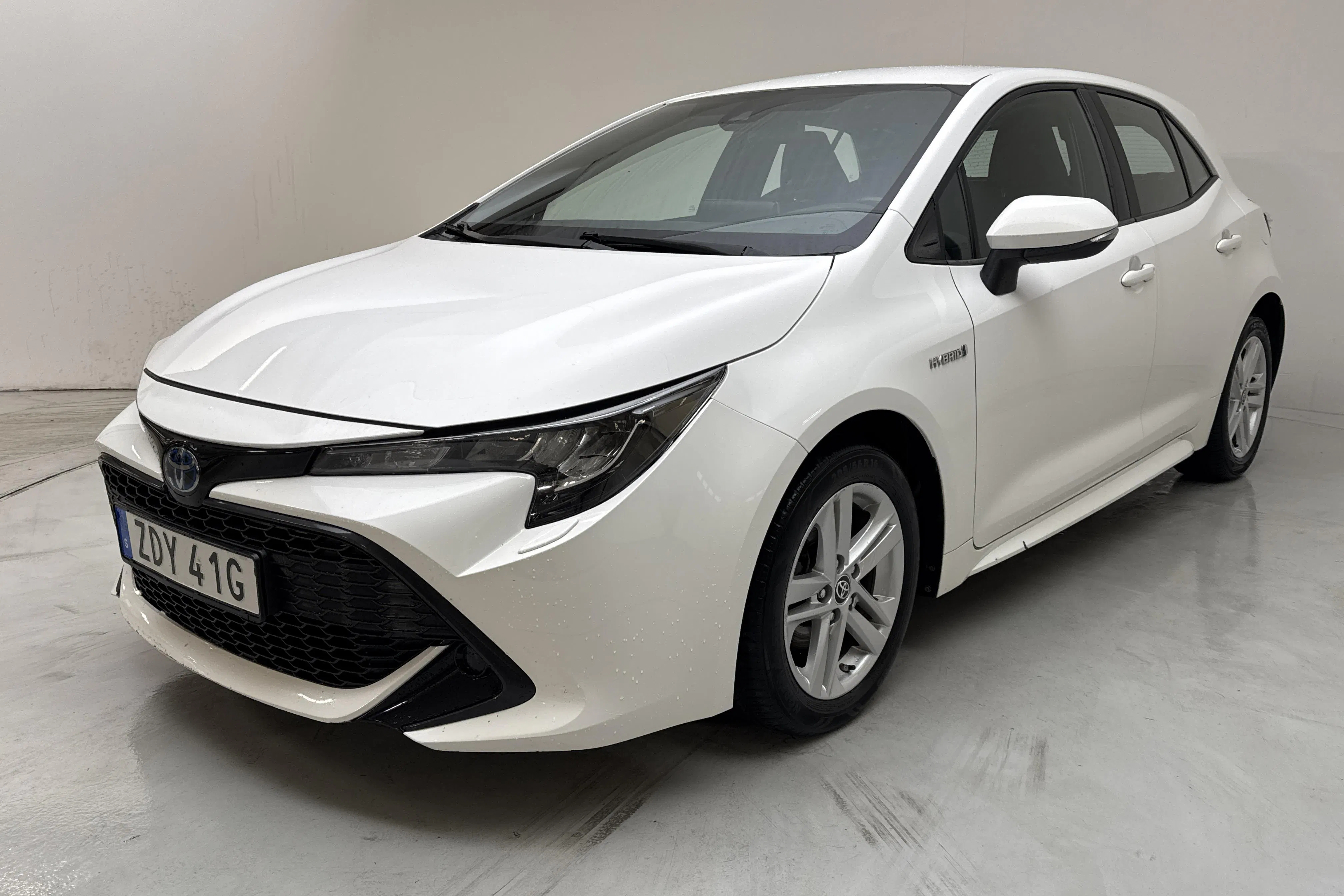 Presentationsfoto 1 av 13: Toyota Corolla 1.8 Hybrid 5dr (122hk) - 7 432 mil - Automat - vit - 2020