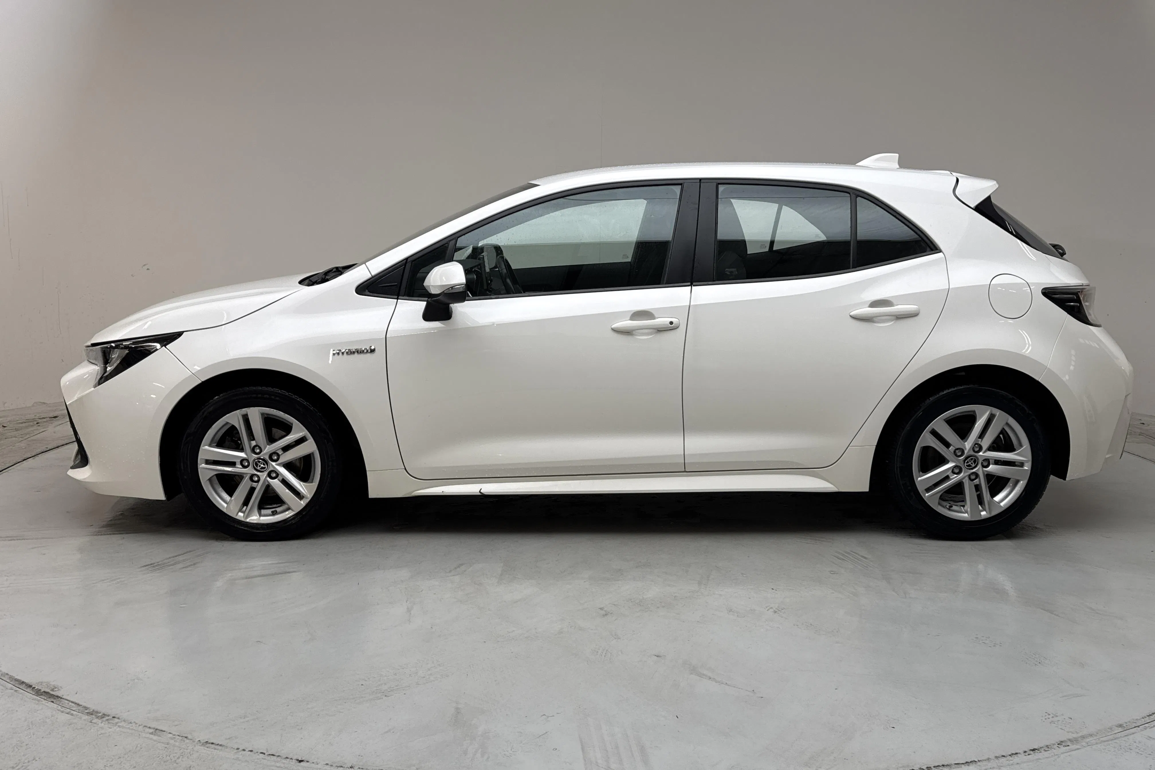 Presentationsfoto 2 av 13: Toyota Corolla 1.8 Hybrid 5dr (122hk) - 7 432 mil - Automat - vit - 2020
