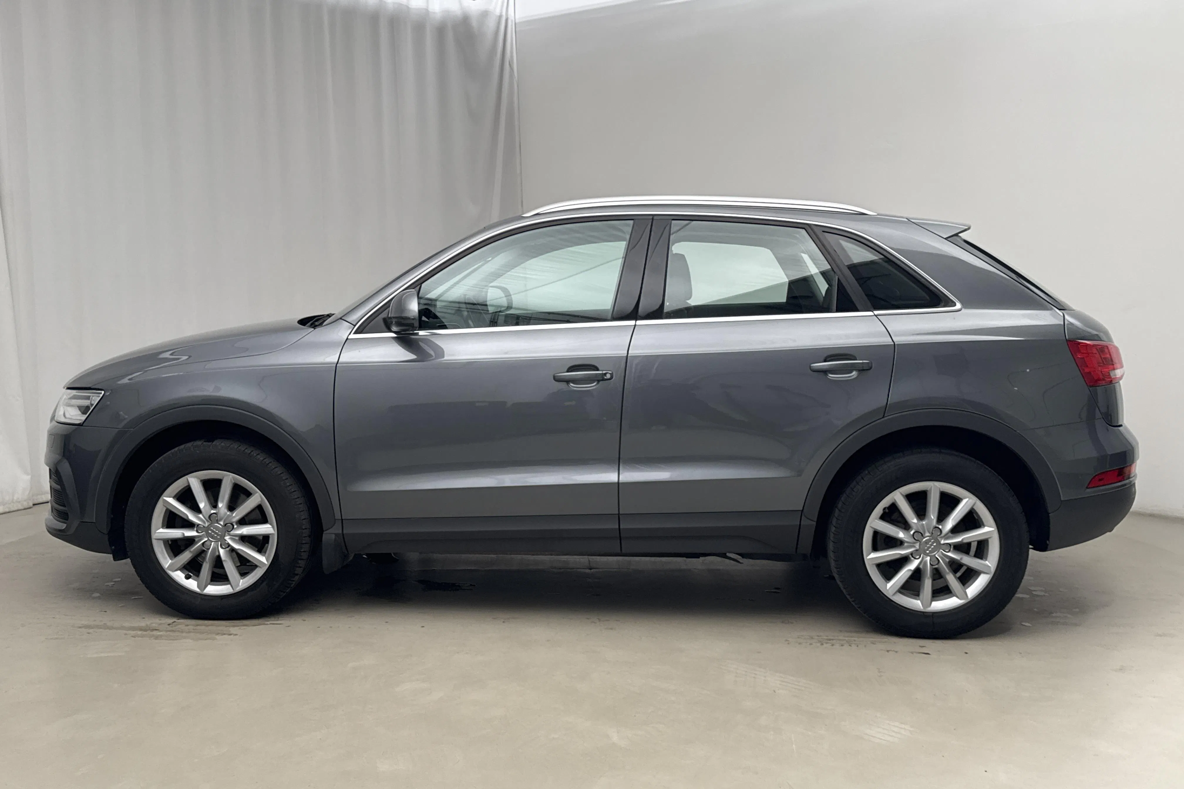Presentationsfoto 2 av 14: Audi Q3 2.0 TDI quattro (150hk) - 7 052 mil - Automat - grå - 2016