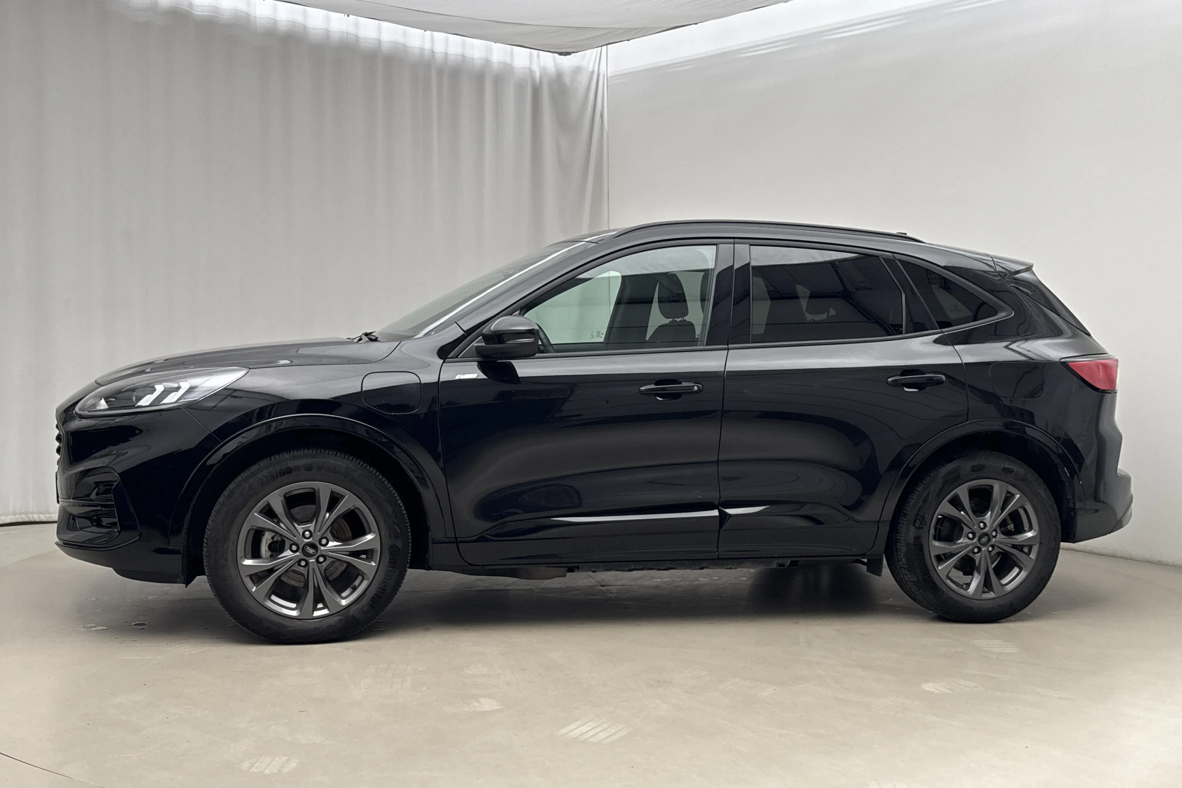 Presentation photo 2 of 19: Ford Kuga 2.5 PHEV (225hk) - 30 420 km - Automatic - black - 2024