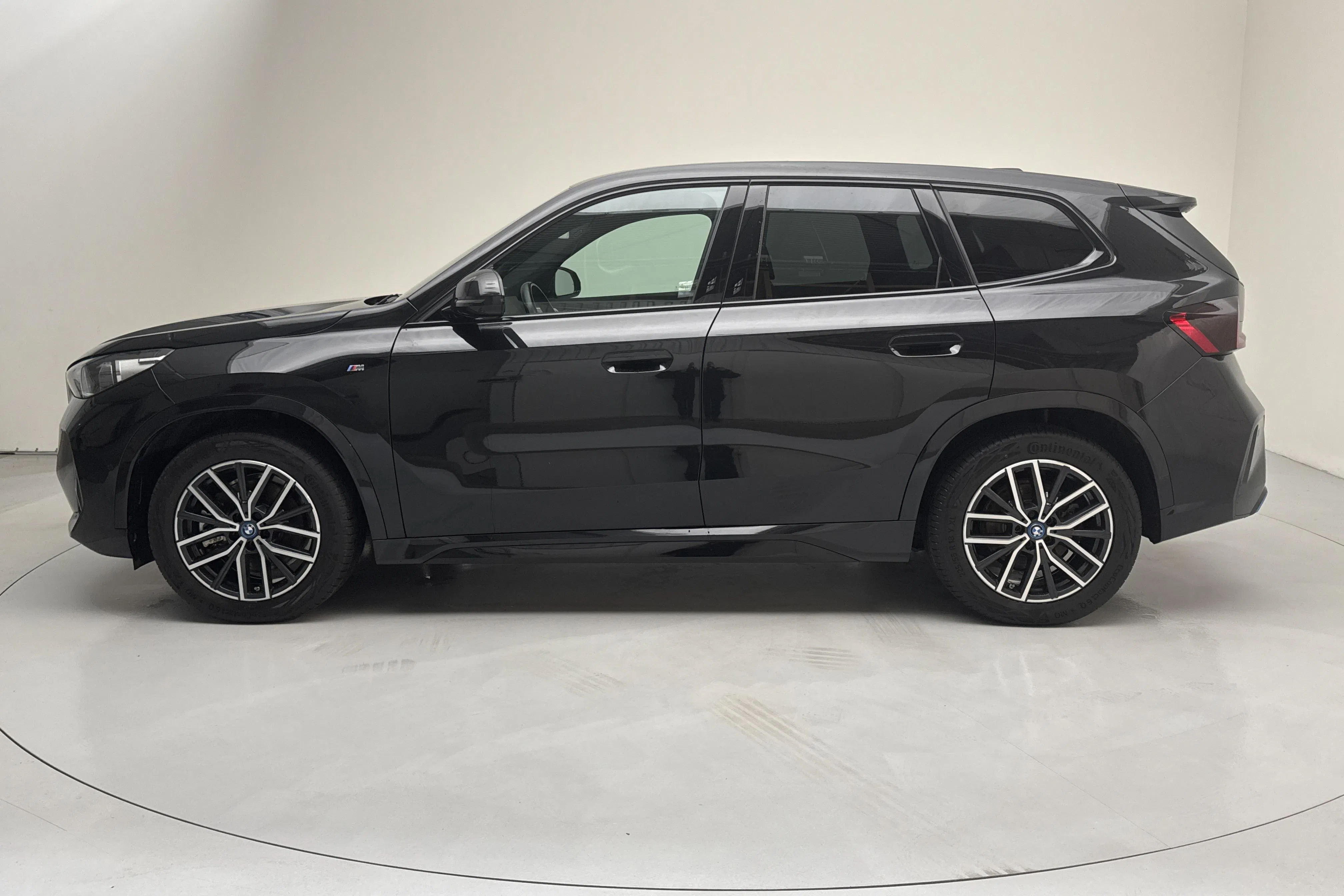 Presentationsfoto 2 av 18: BMW iX1 xDrive30, U11 (313hk) - 3 736 mil - Automat - svart - 2023
