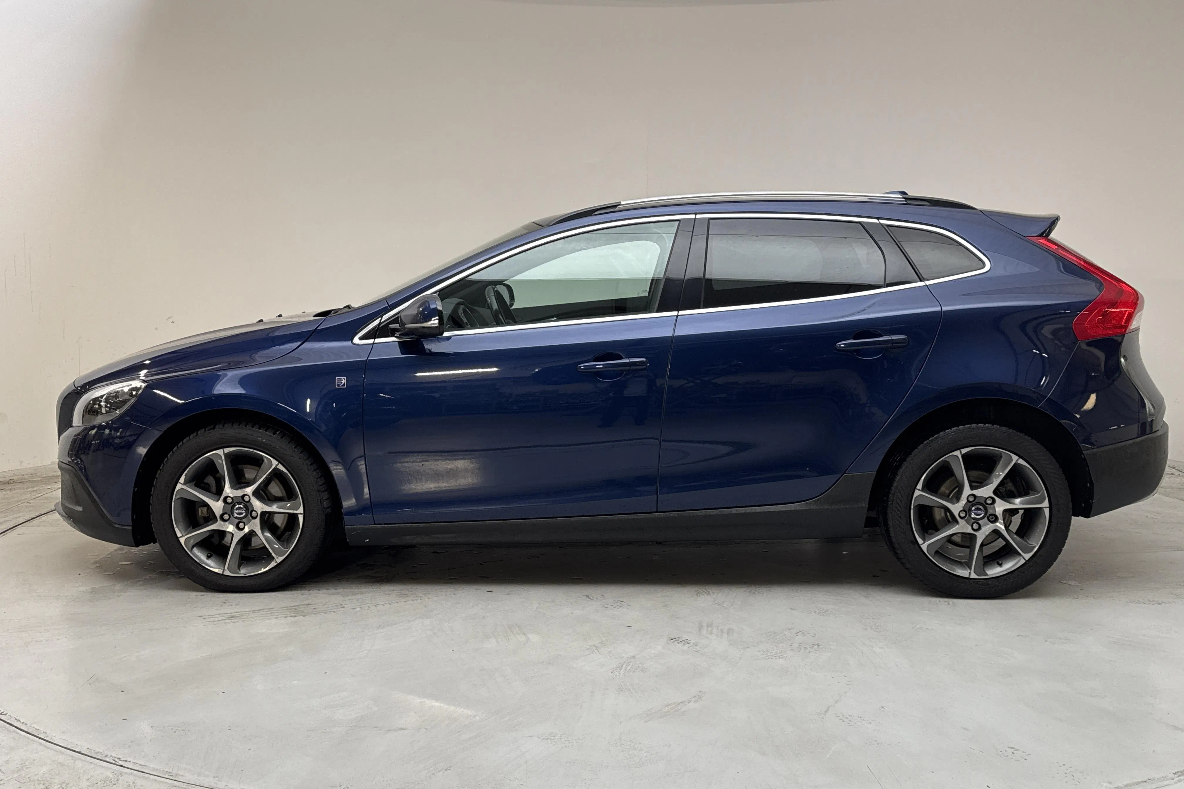 Presentationsfoto 2 av 13: Volvo V40 Cross Country D3 (150hk) - 22 980 mil - Automat - blå - 2015