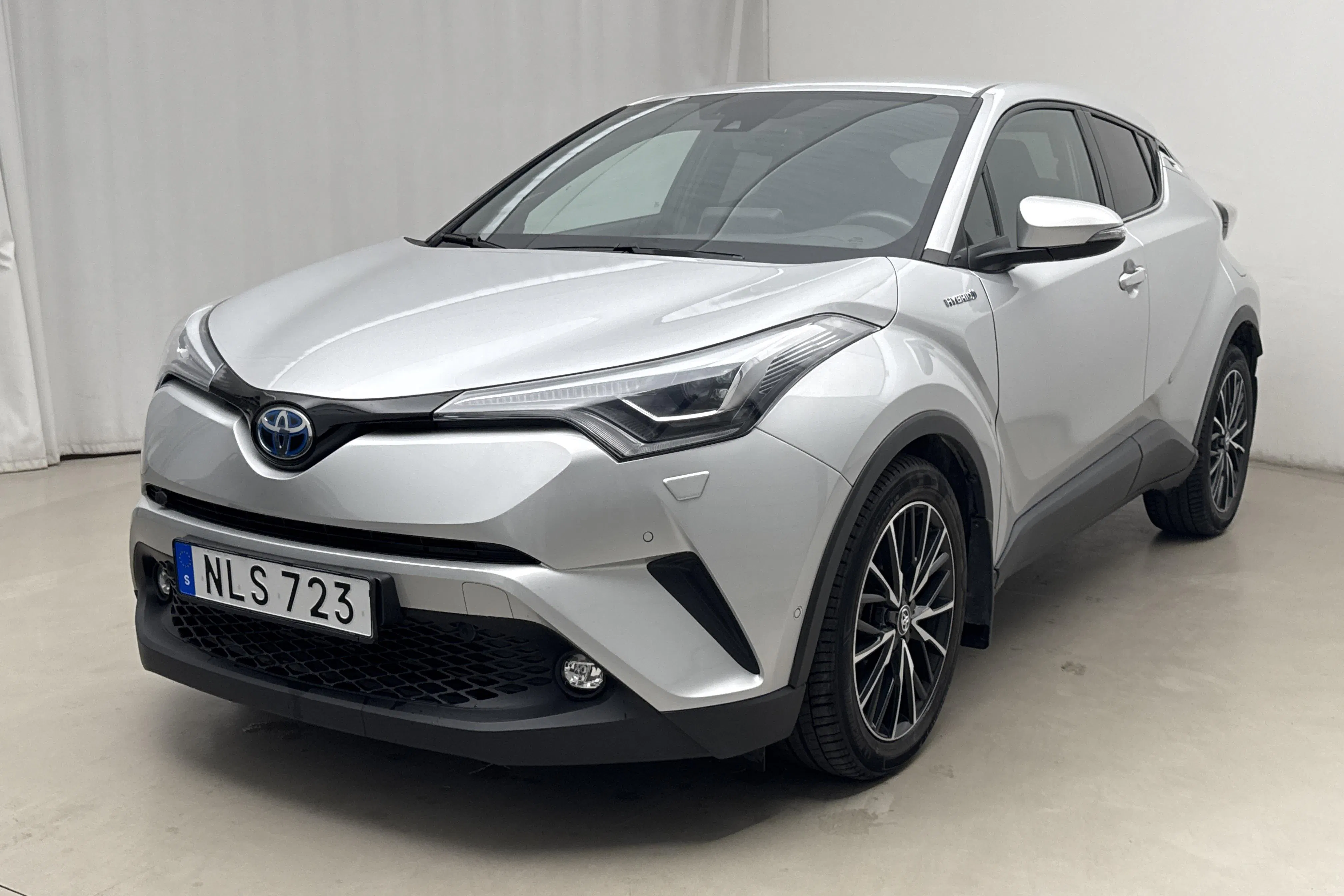 Presentation photo 1 of 14: Toyota C-HR 1.8 HSD (122hk) - 30 120 km - Automatic - silver - 2017