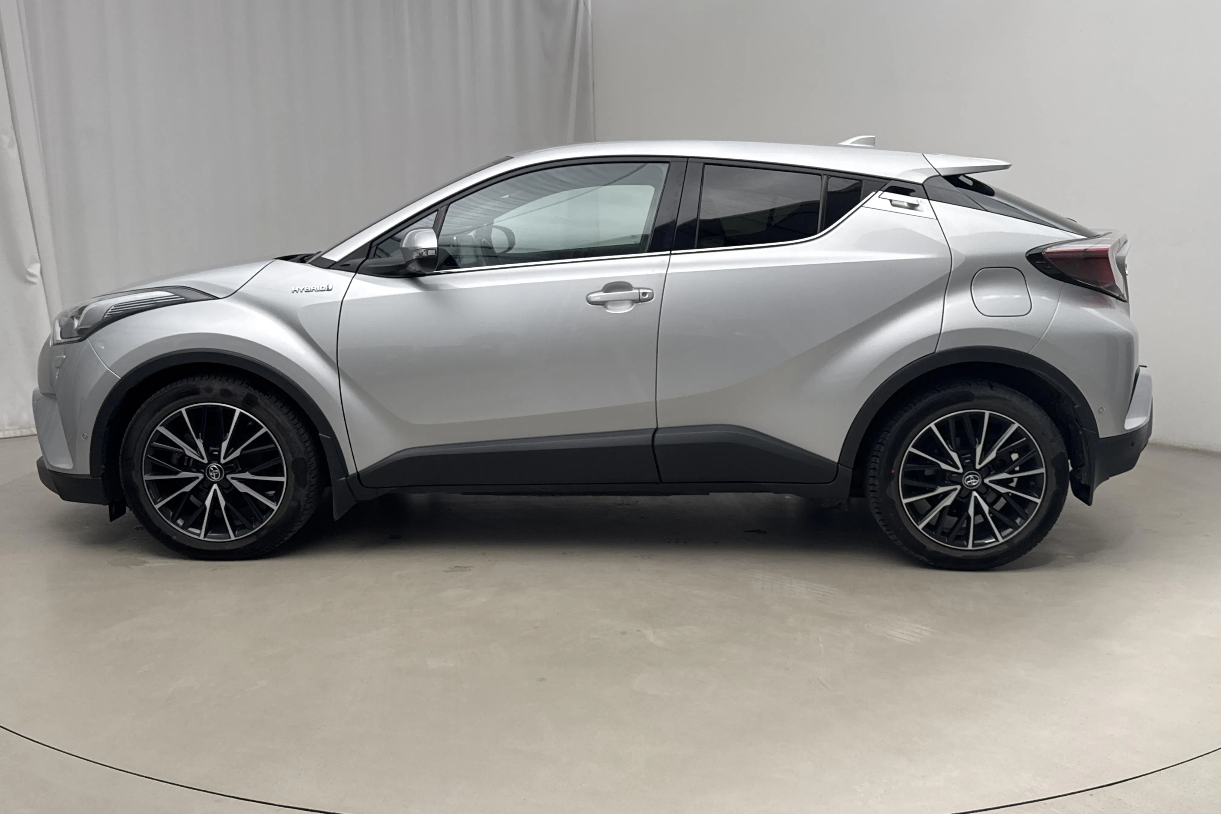Presentation photo 2 of 14: Toyota C-HR 1.8 HSD (122hk) - 30 120 km - Automatic - silver - 2017