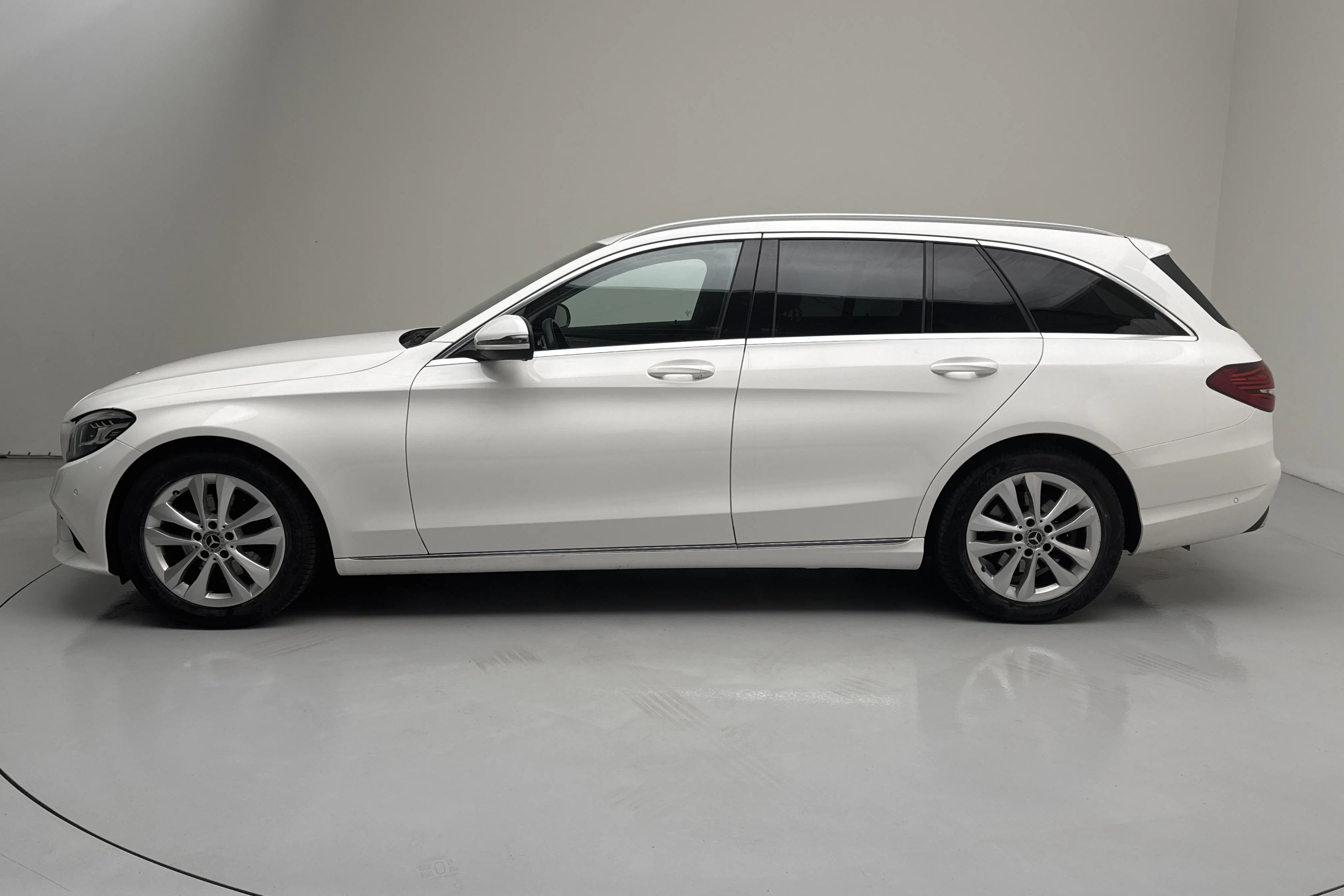 Presentationsfoto 2 av 15: Mercedes C 220 d Kombi S205 (194hk) - 9 060 mil - Automat - vit - 2019